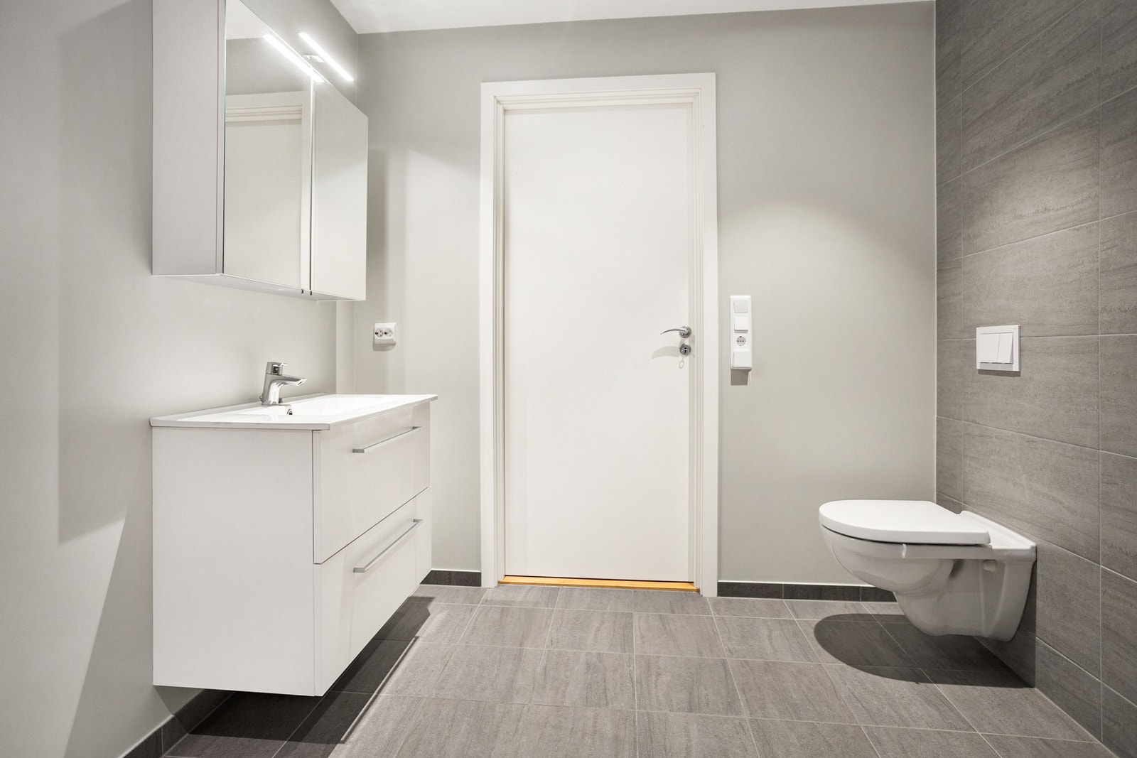 Badet har vegghengt toalett og en lys og innbydende baderomsinnredning. Galleribilde