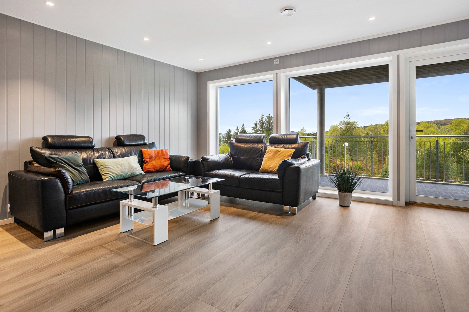 Store vindusflater som slipper inn godt med naturlig lys. Galleribilde