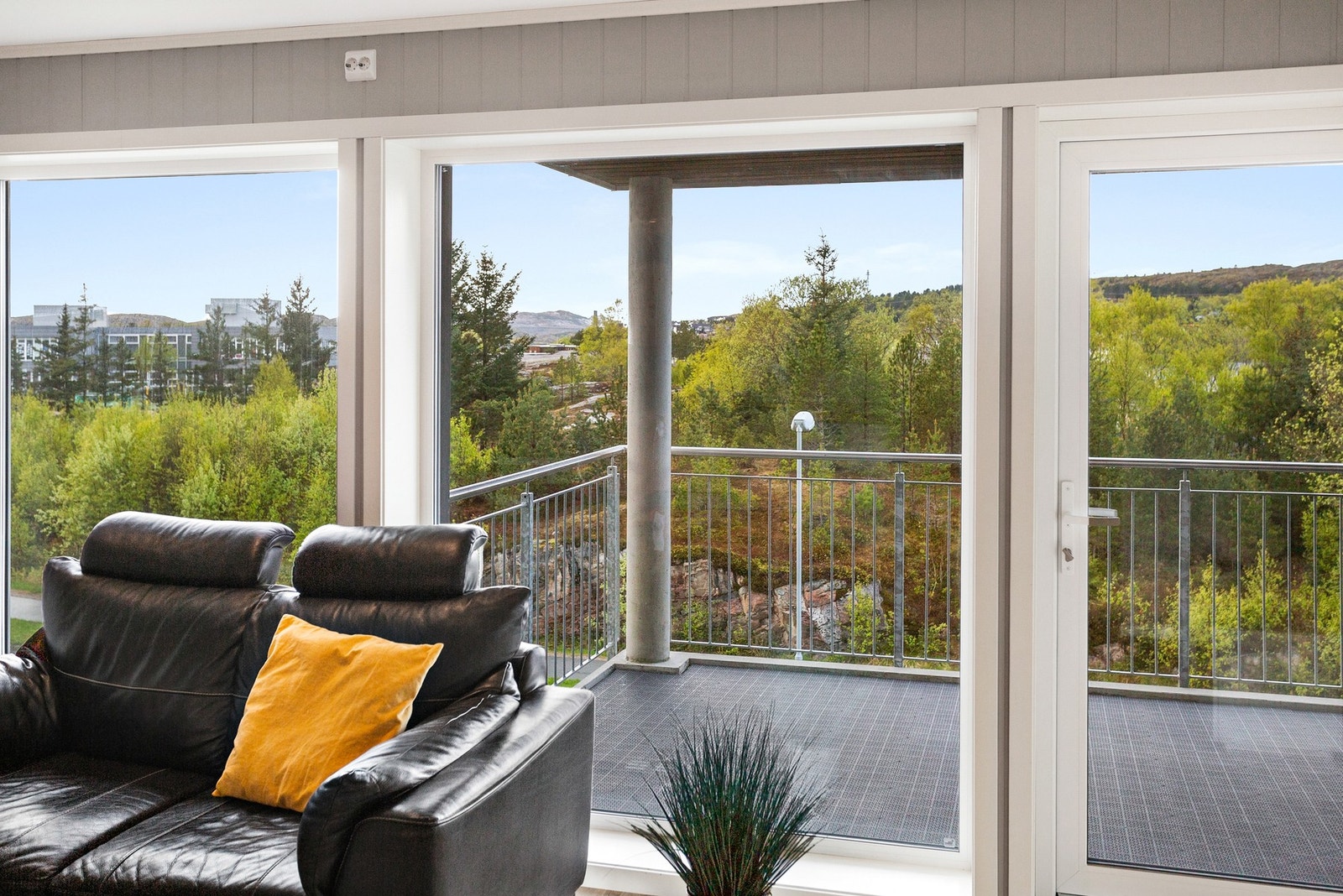 Fra stuen har man enkel adkomst til privat veranda. Galleribilde