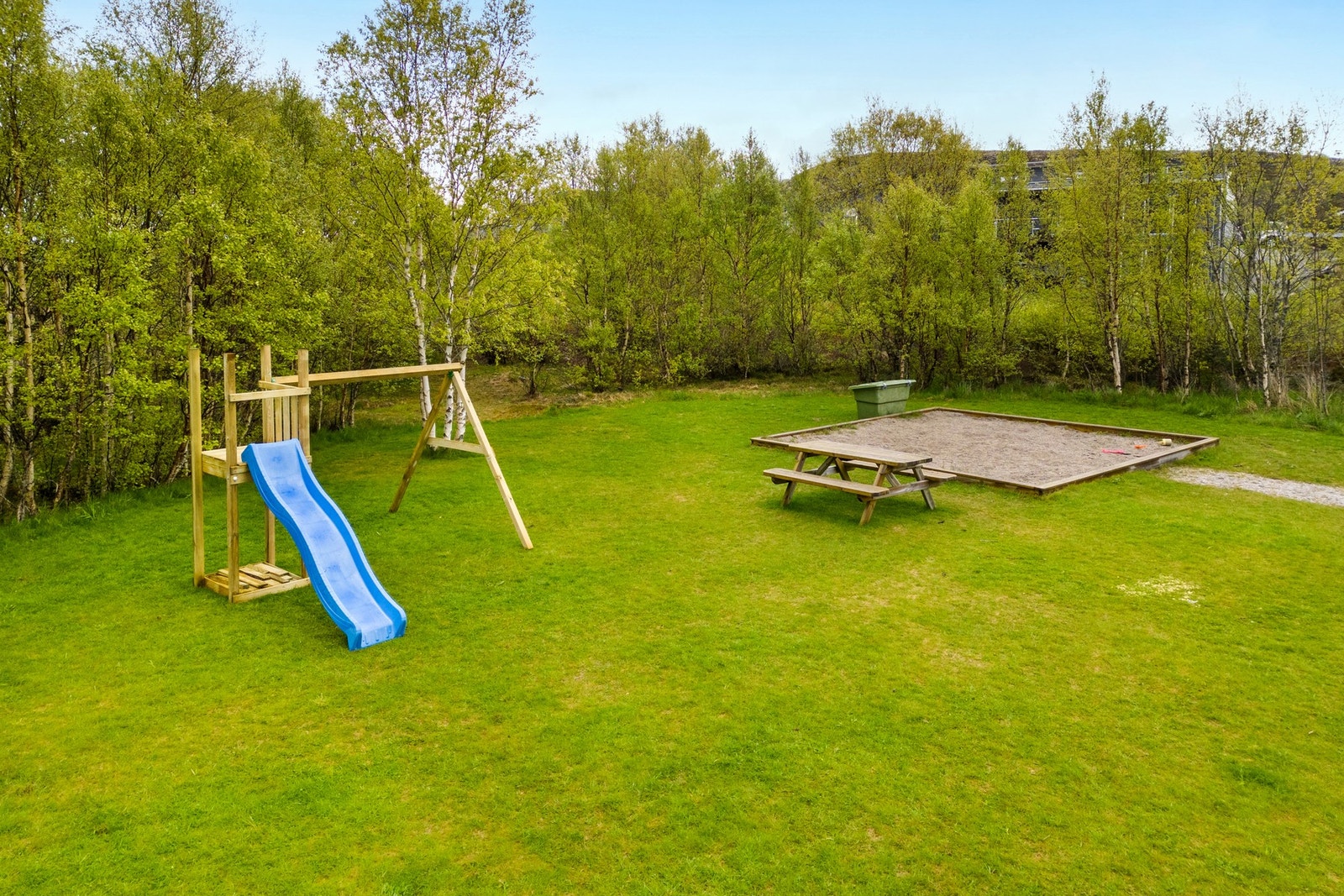 Borettslaget har en etablert hage med lekeplass og flere hyggelige sitteplasser. Galleribilde