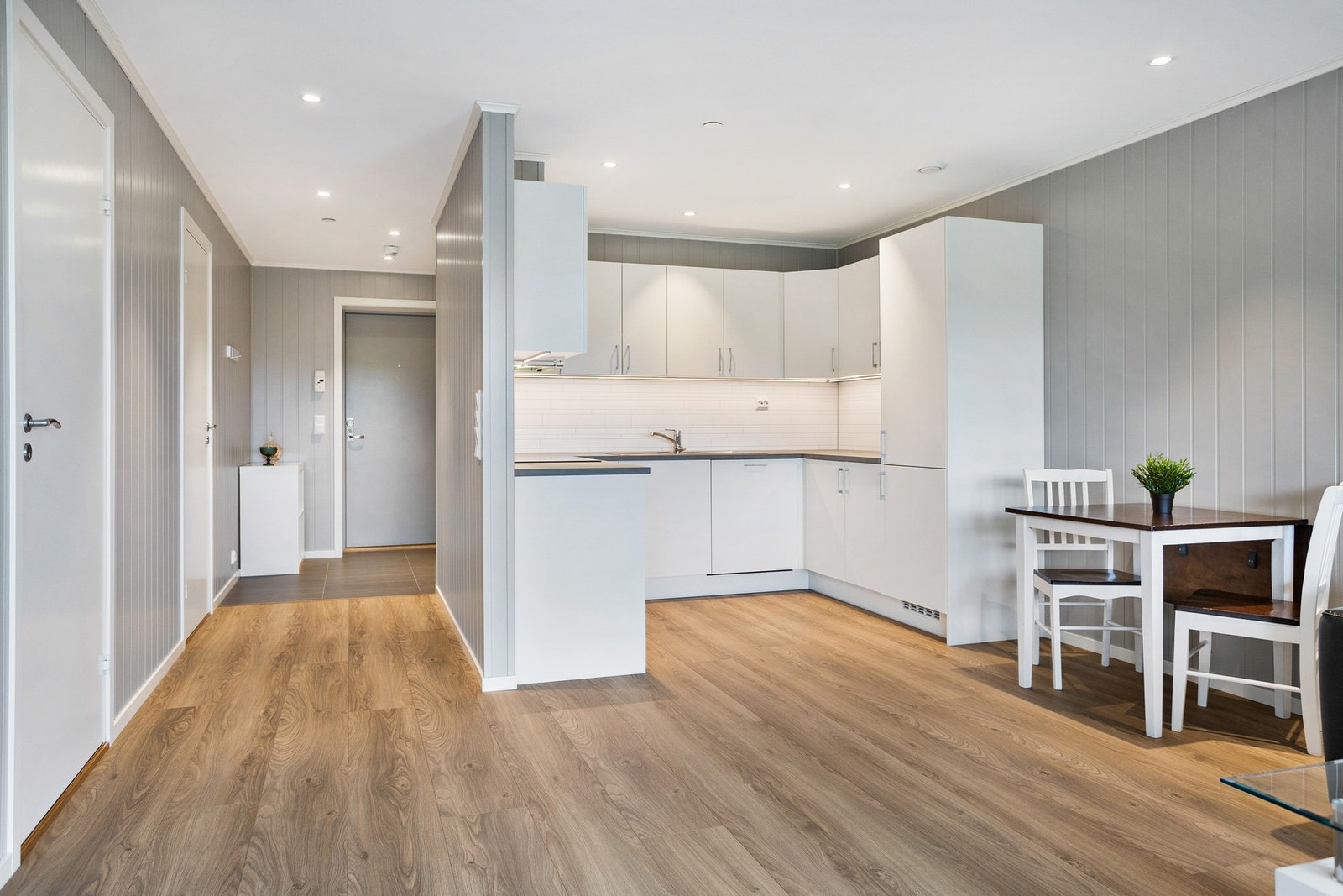 kjøkken har en åpen løsning til stue som skaper en luftig atmosfære. Galleribilde