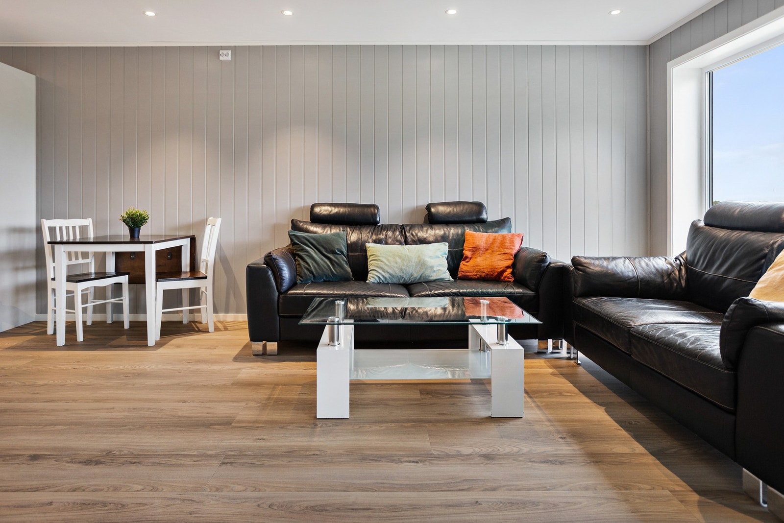 Stuen har spotter i tak, og moderne farger på vegg og gulv. Galleribilde