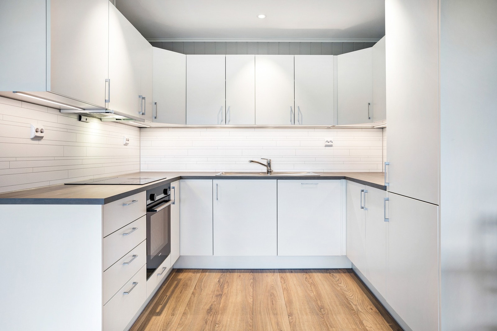 Leiligheten er fra 2021 og har moderne overflater. Kjøkken med integrerte hvitevarer. Galleribilde