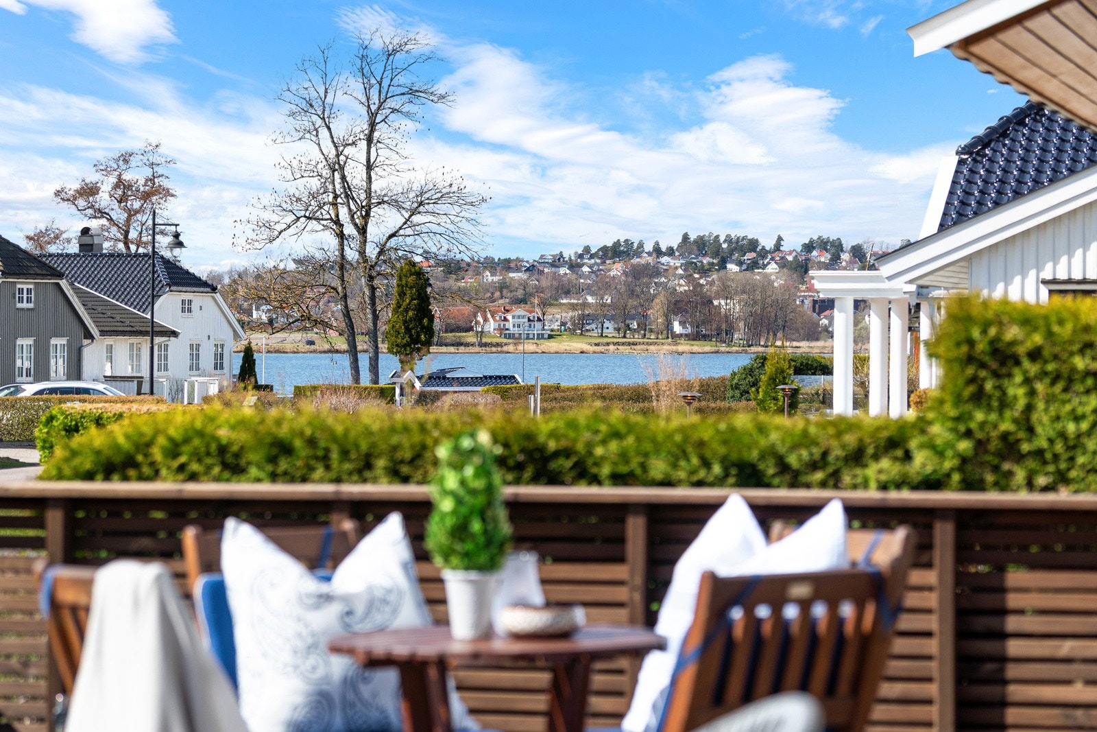 Fra kjøkkenet har man utgang til en stor og solrik terrasse Galleribilde