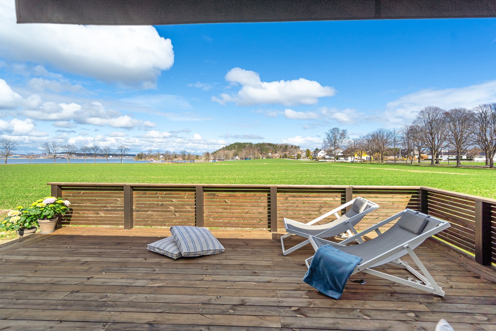 Terrassen ligger vendt mot jorder. Fin utsikt og gode solforhold Galleribilde