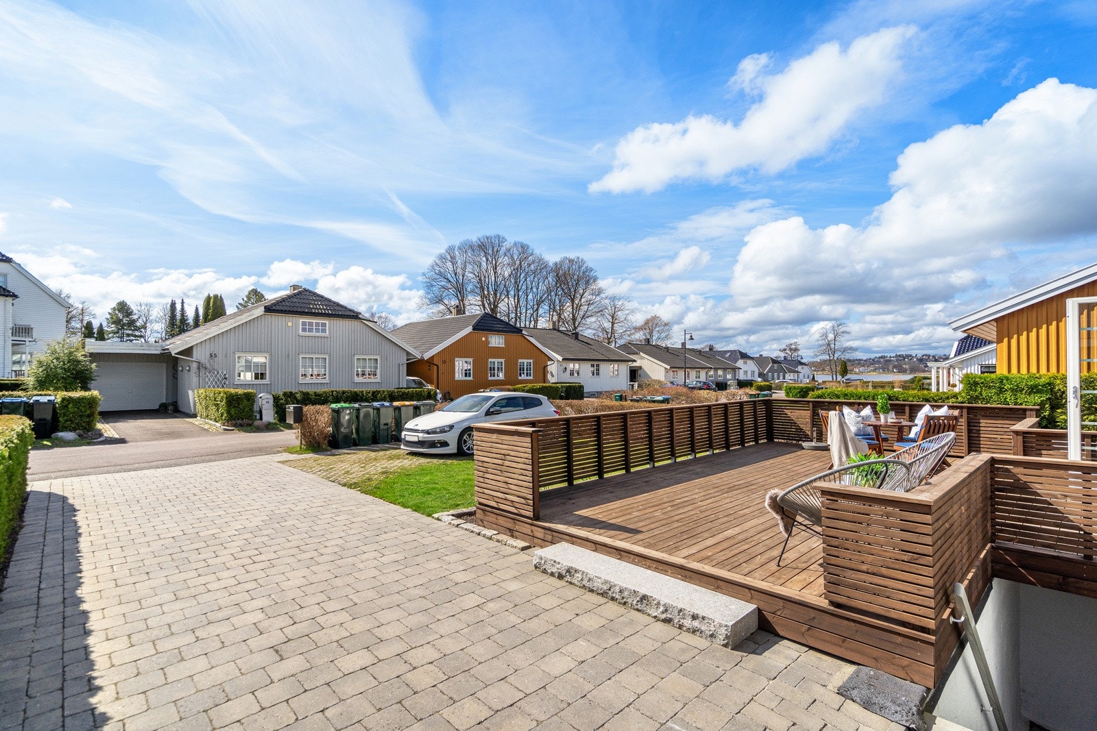 Gårdsplassen og innkjørselen er belagt med fin belegningssten Galleribilde