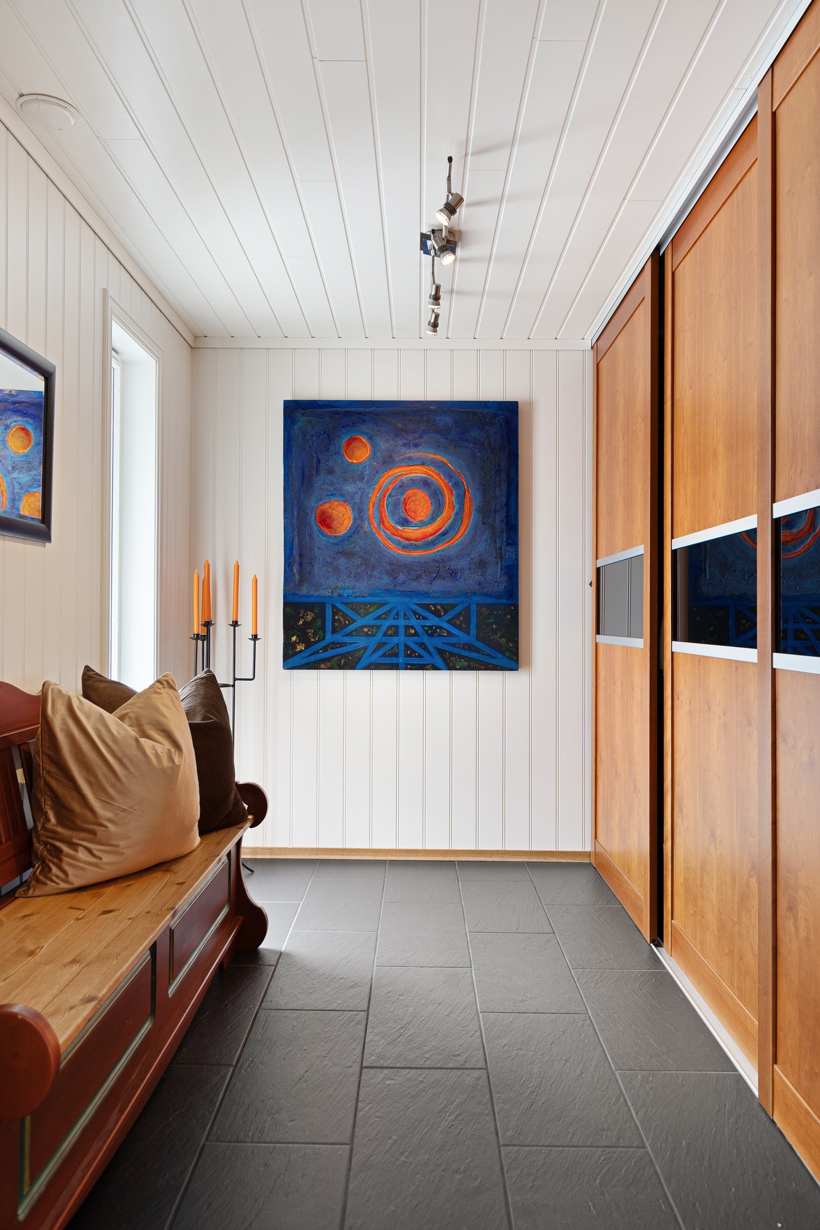 Stor garderobe i forbindelse med gangen Galleribilde