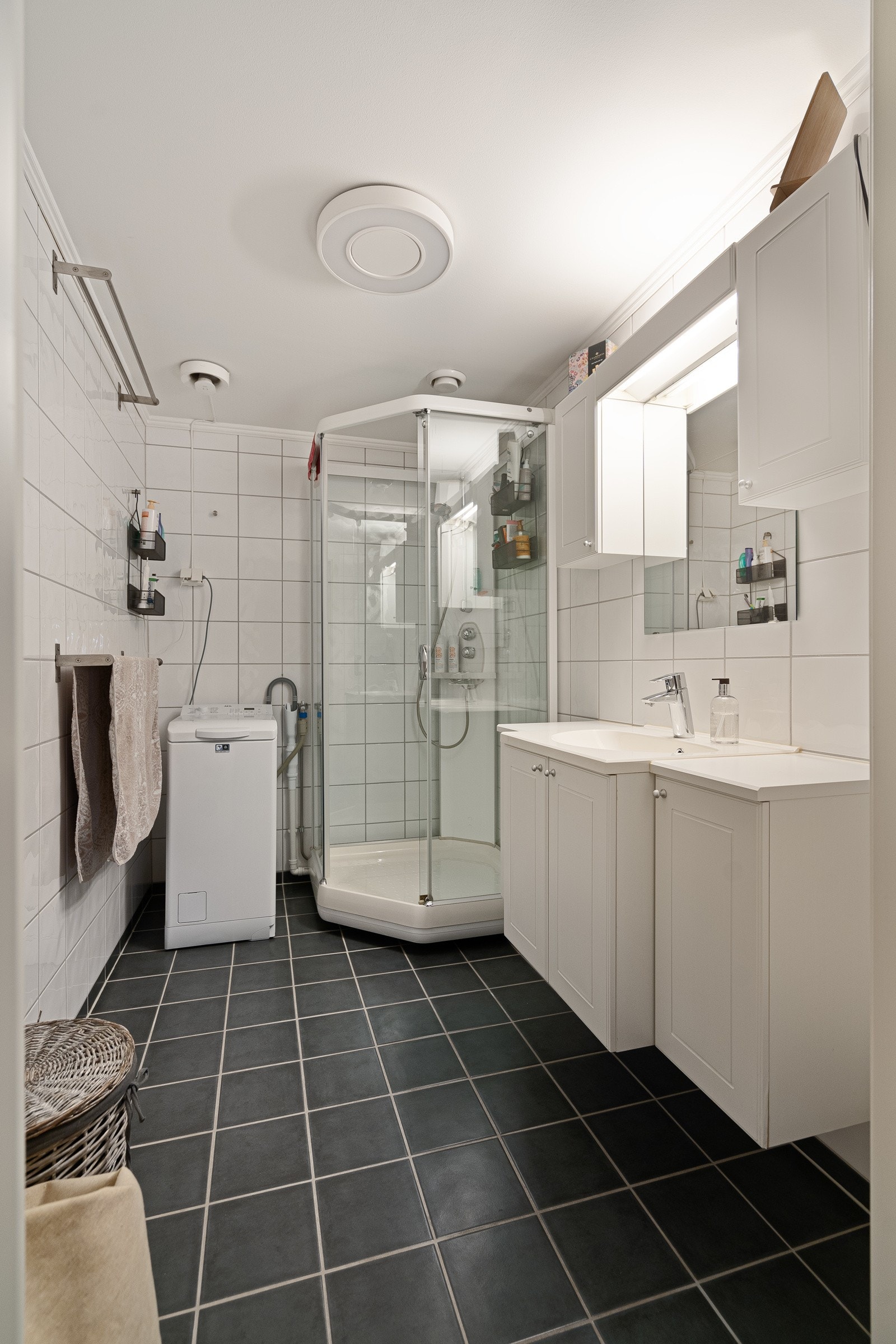 Badet i hybelen Galleribilde