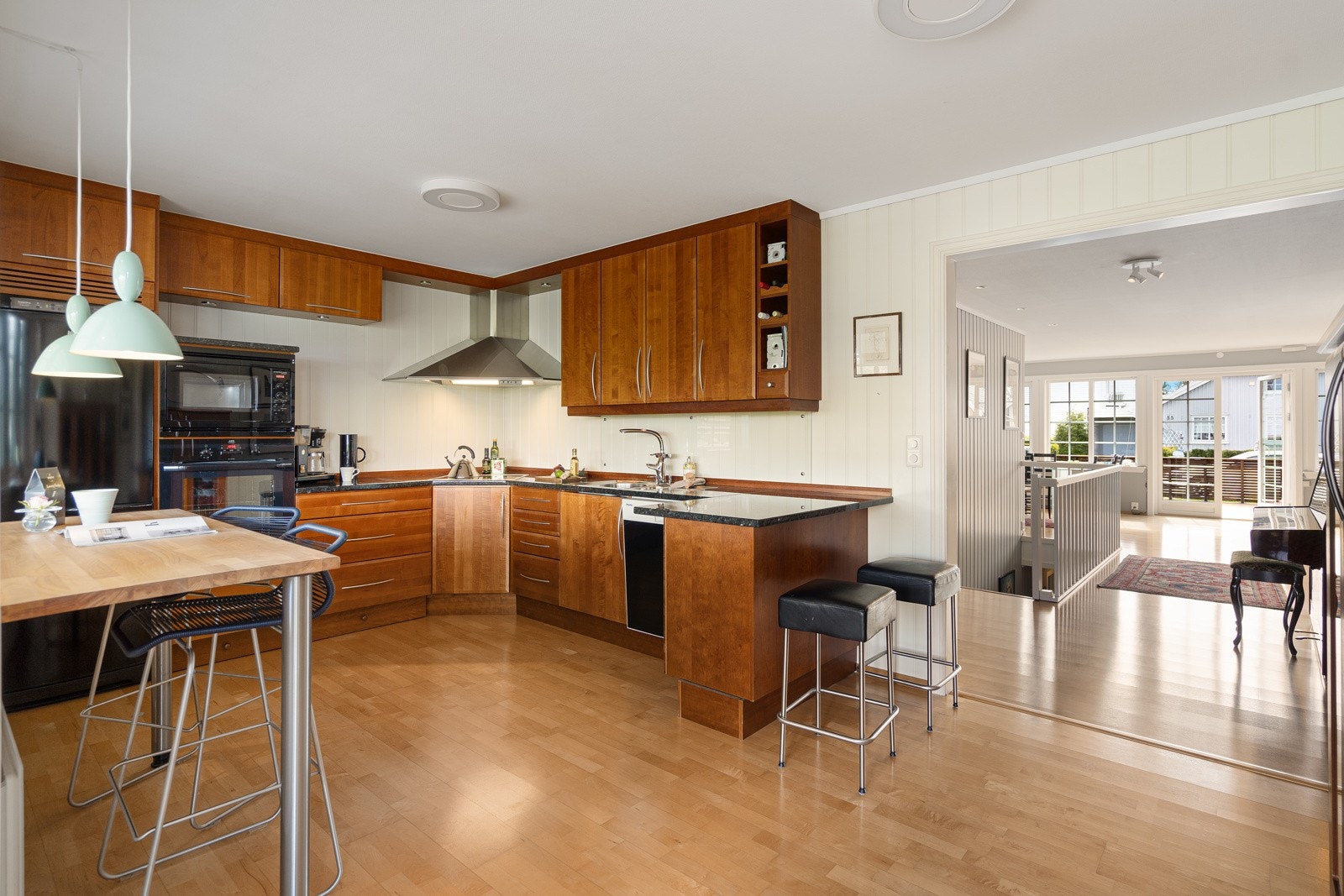 Kjøkkeninnredning type Møre kjøkken i kirsebær utførelse Galleribilde