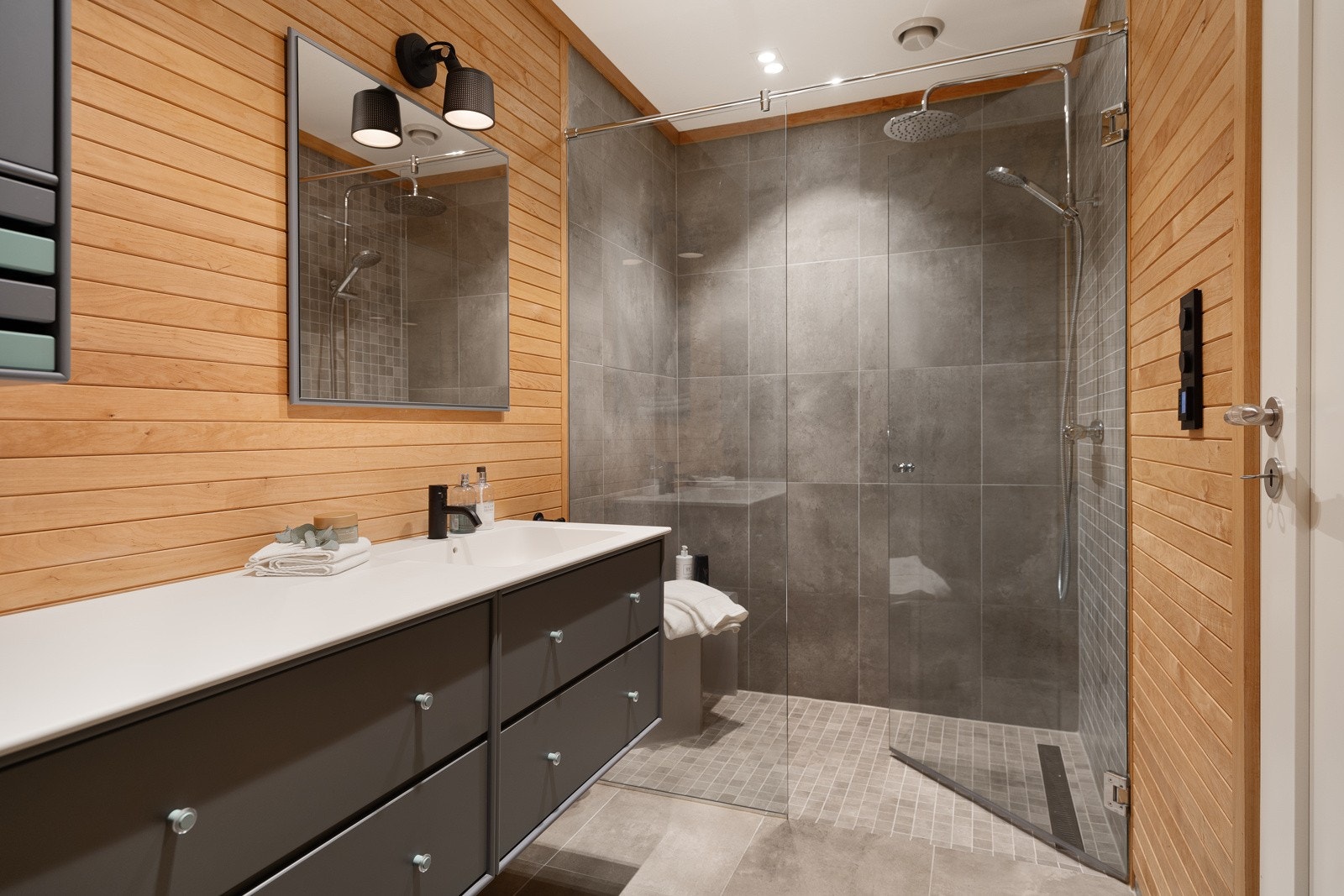 Nyere, moderne og smakfullt innredet bad Galleribilde