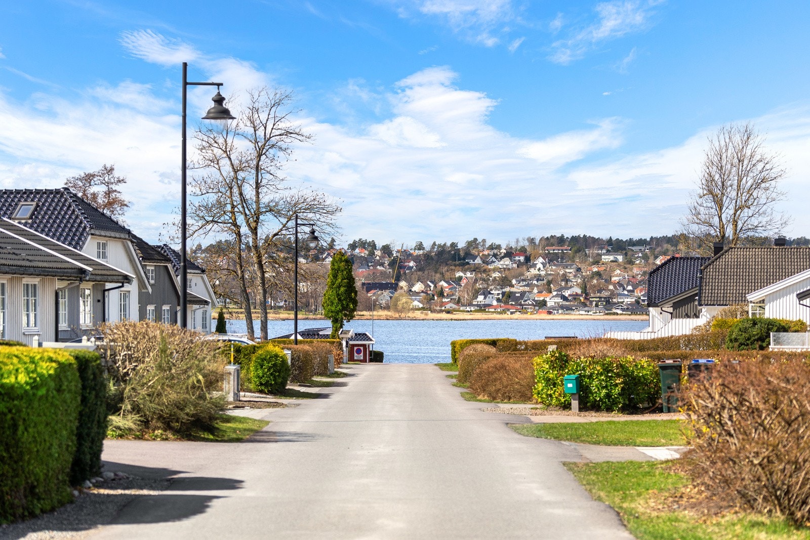 Utrolig huggelig gaten med sjøen og bademulighet rett på nedsiden av huset Galleribilde