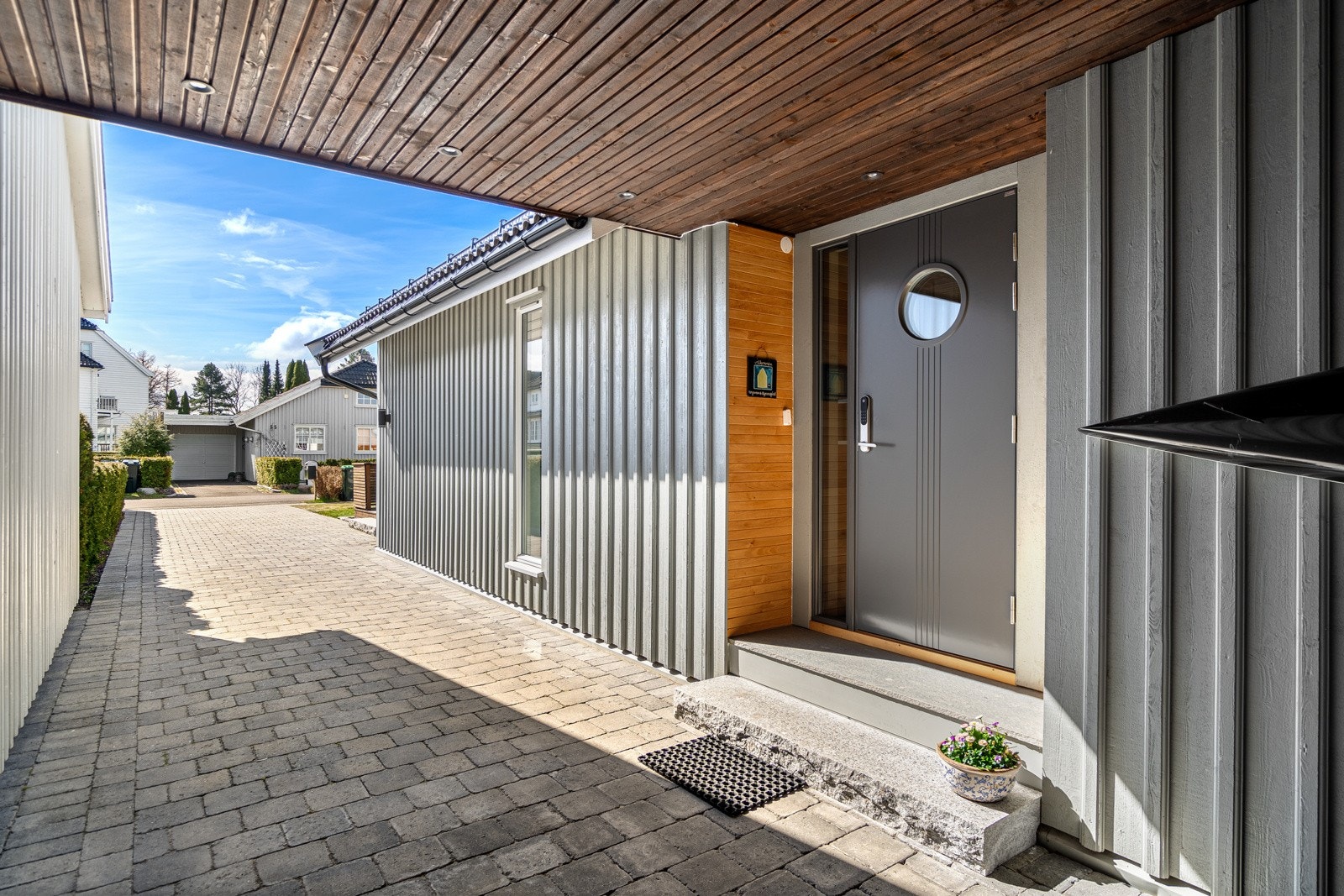 Inngangsparti/carport Galleribilde