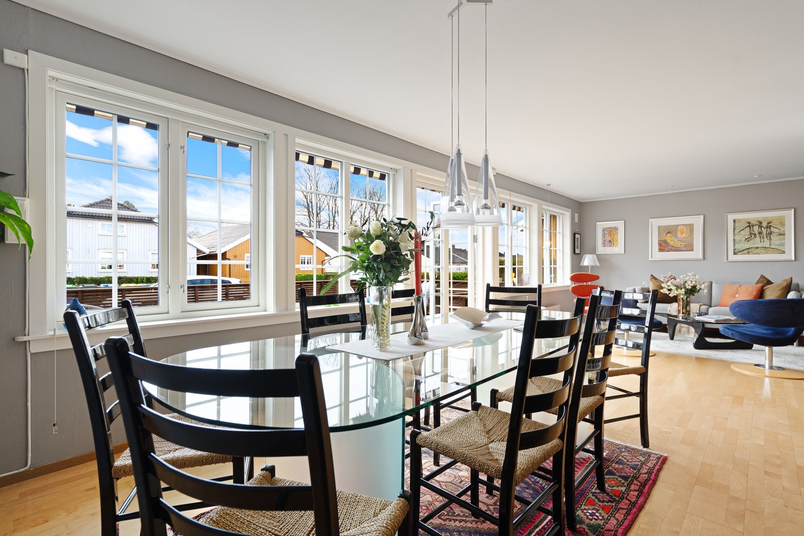 Spisestuen litter i forbindelse med stuen og i tilknytning til kjøkkenet Galleribilde