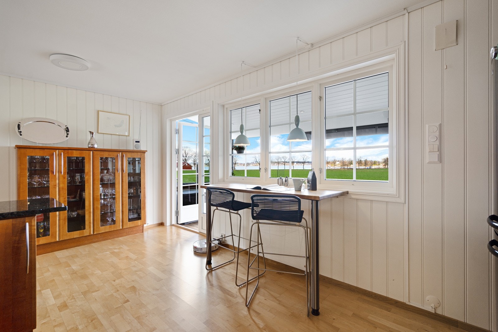 Det er etablert en hyggelig sitteplass ved vinduene på kjøkkenet Galleribilde