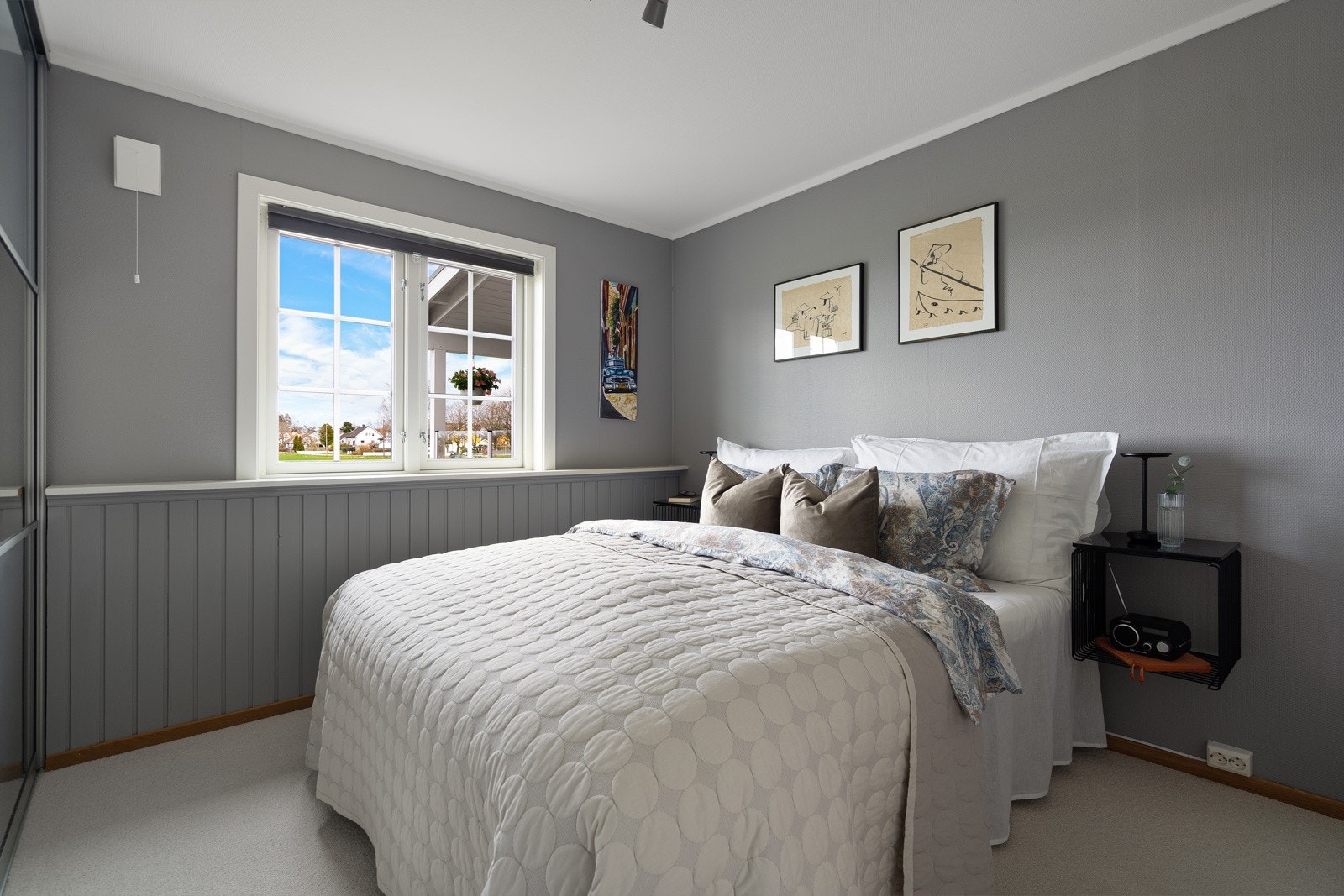 Romslig soverom i hovedetasjen Galleribilde