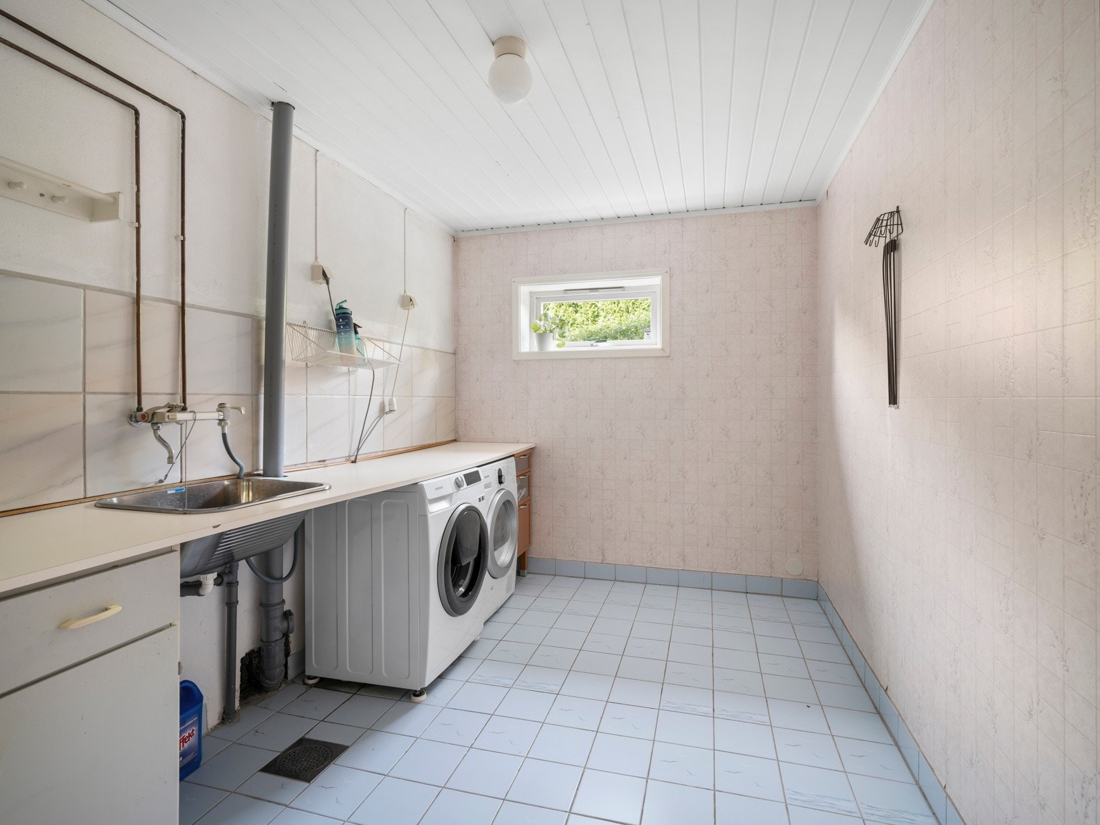 Separat vaskerom med nedfelt skyllekum, samt opplegg for vaskemaskin og tørketrommel. Galleribilde