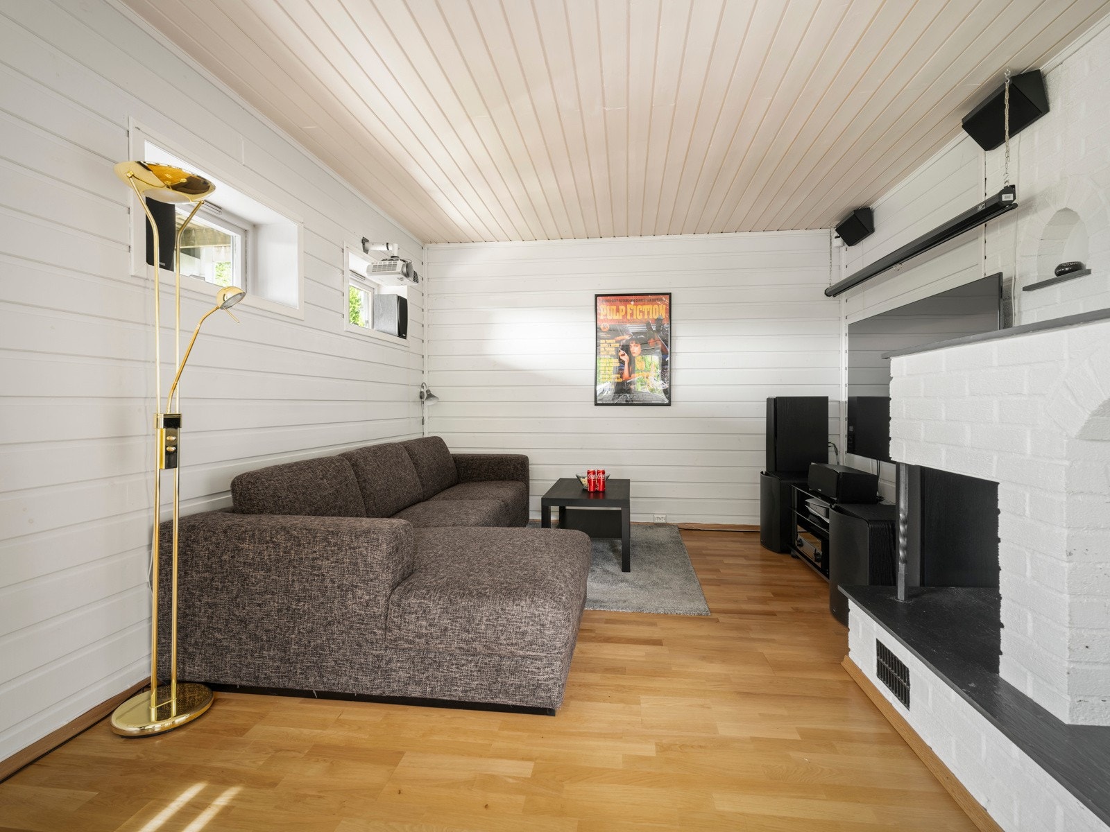 Kjellerstuen har plass til både sofagruppe og TV-møblement, noe som gjør rommet perfekt for rolige kvelder foran TV-en. Galleribilde