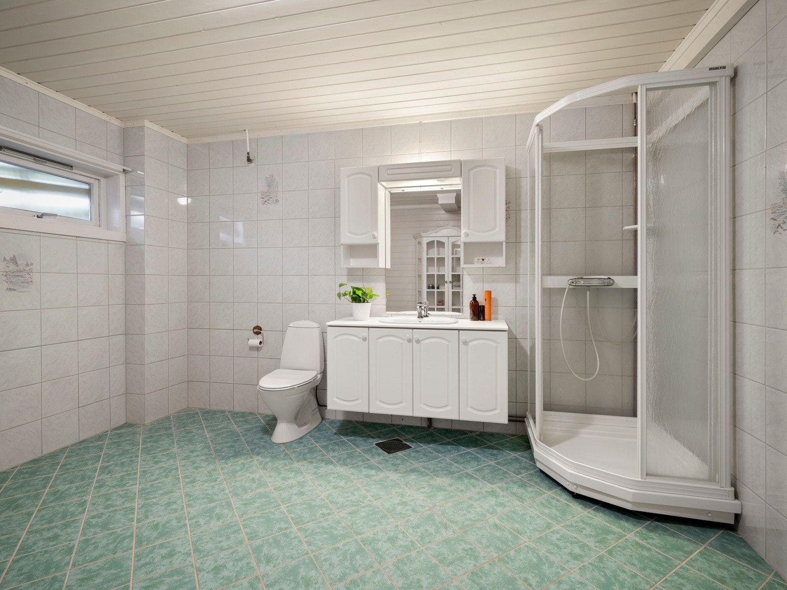 Badet i underetasjen har fliser og panel på veggene, samt flislagt gulv med elektriske varmekabler. Galleribilde
