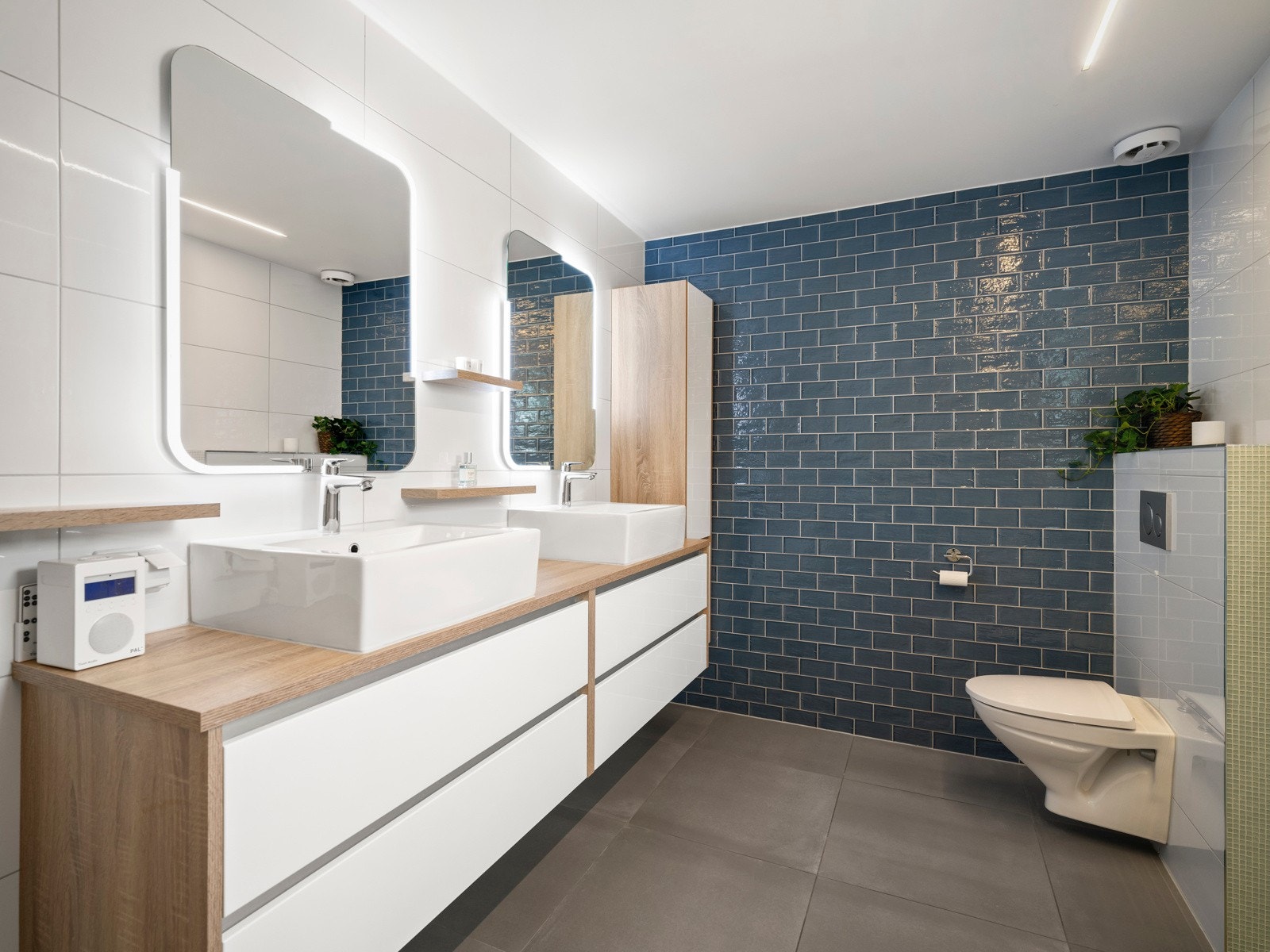 Badet i 1. etasje er fra 2019 og har fliser på vegger og gulv, samt elektriske varmekabler. Galleribilde