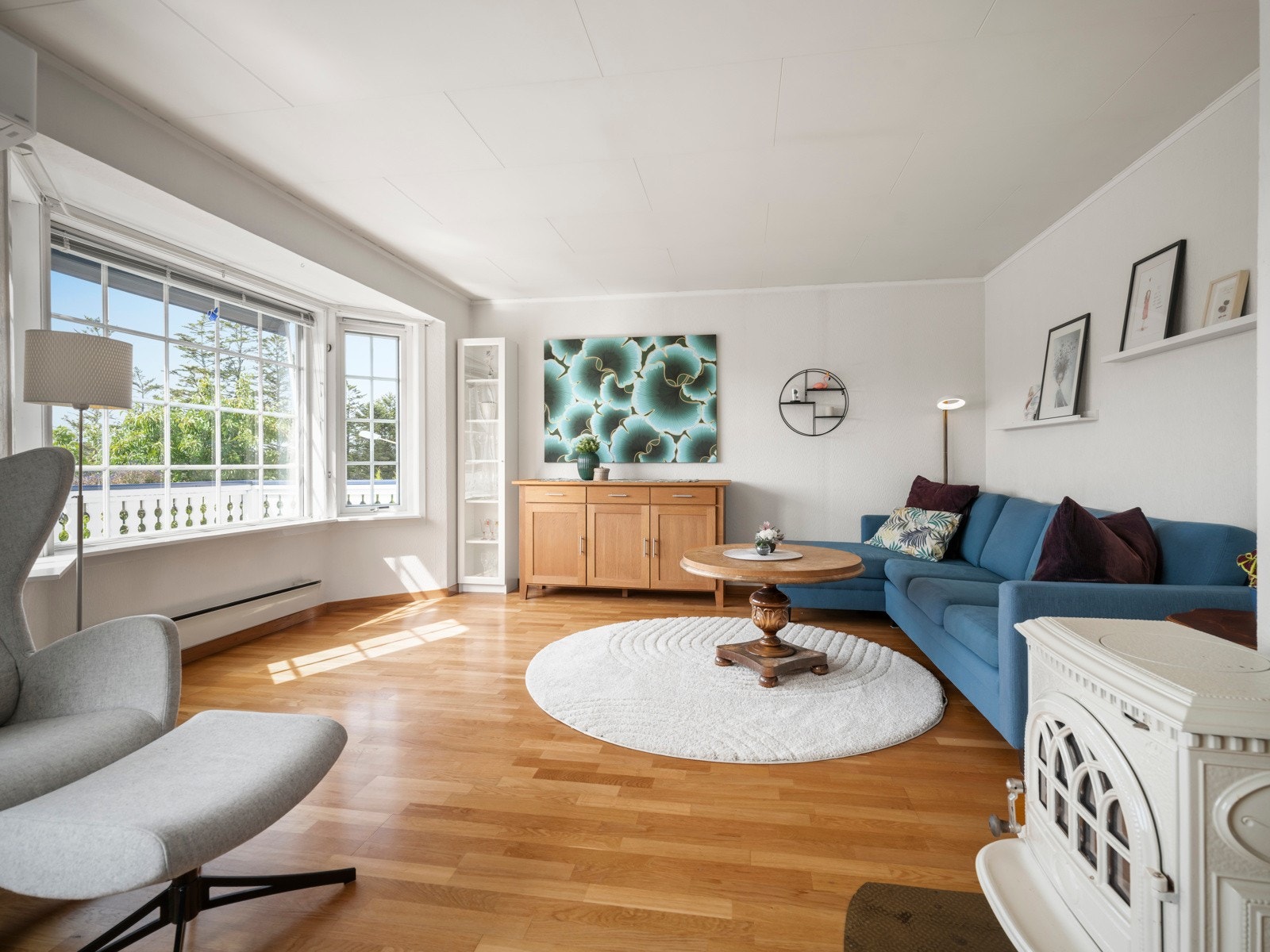 Stuen er lys og romslig, med store vindusflater som slipper inn rikelig med naturlig lys. Galleribilde