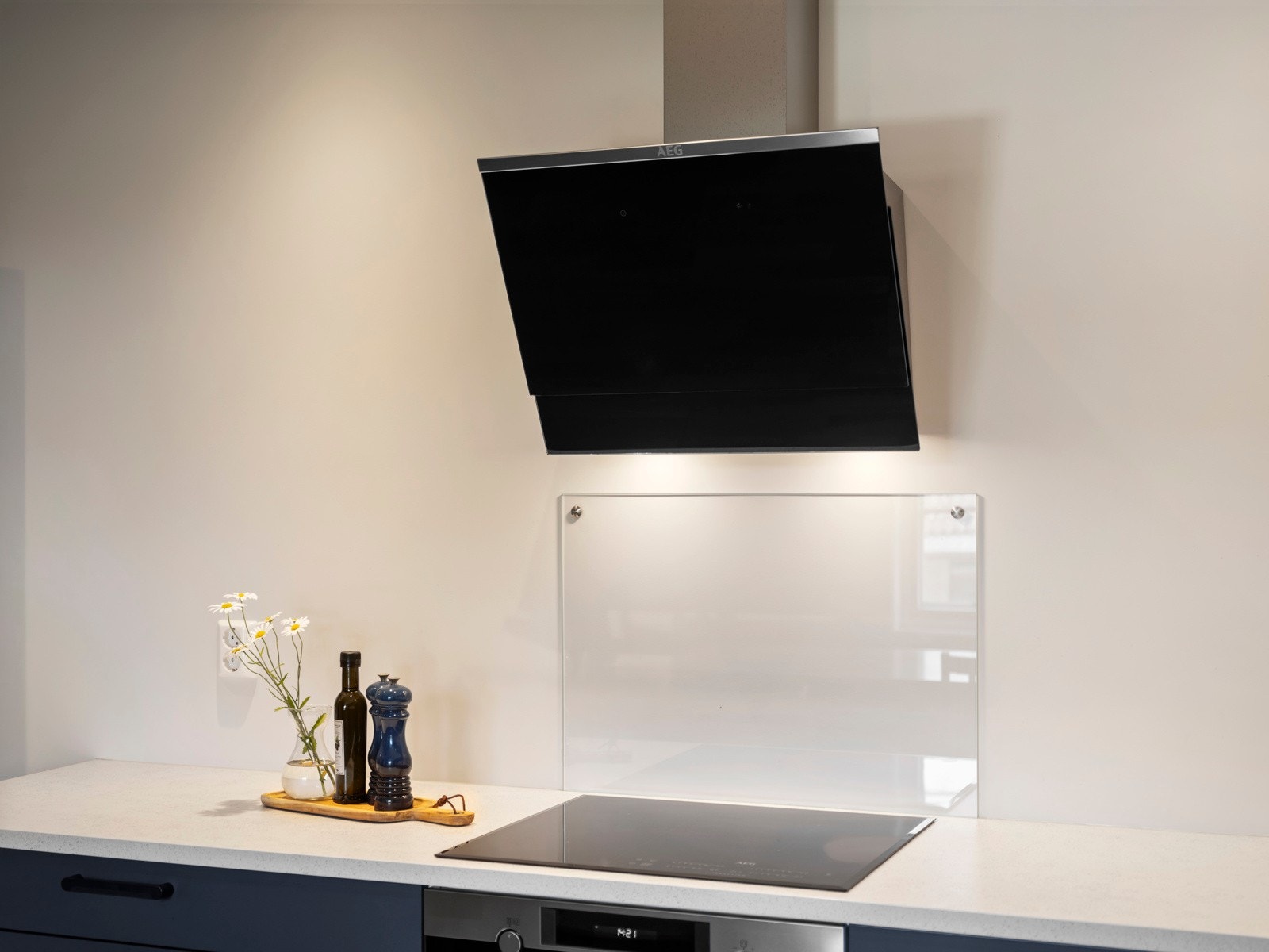 Benkeplaten er av laminat, med nedfelt koketopp og underlimt sort kum. Galleribilde