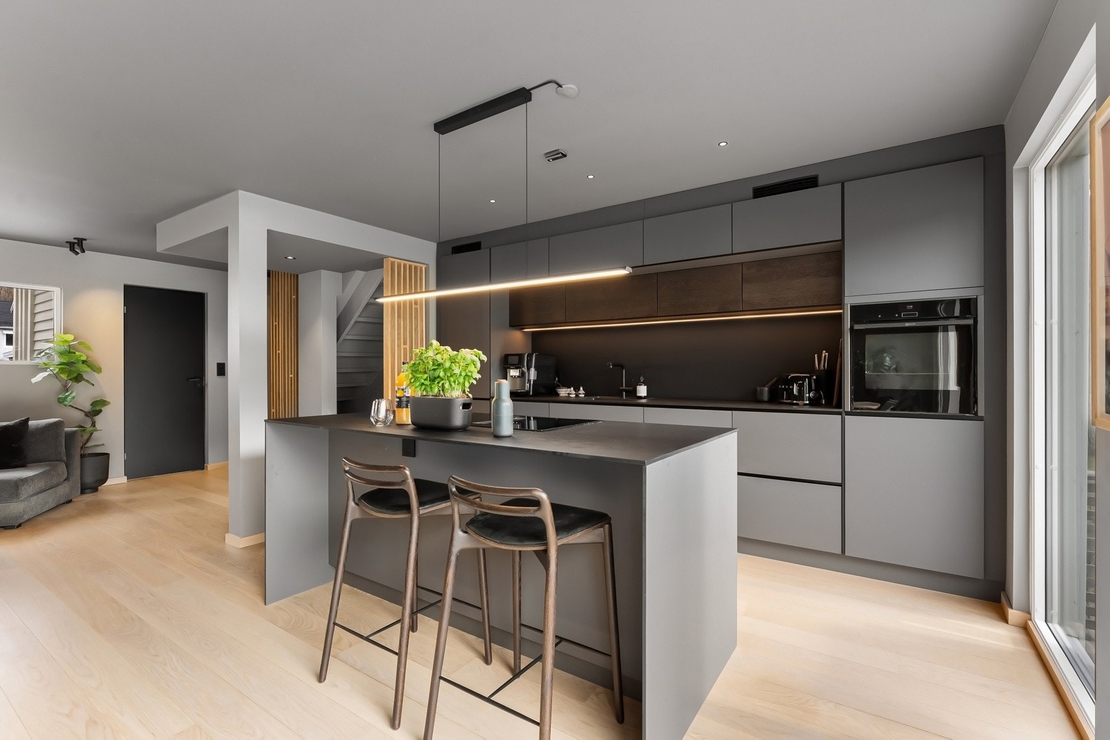 I 2022 ble alle overflater pusset opp - gulvet ble rettet opp og det ble lagt ny parkett i hele 1. etasje Galleribilde