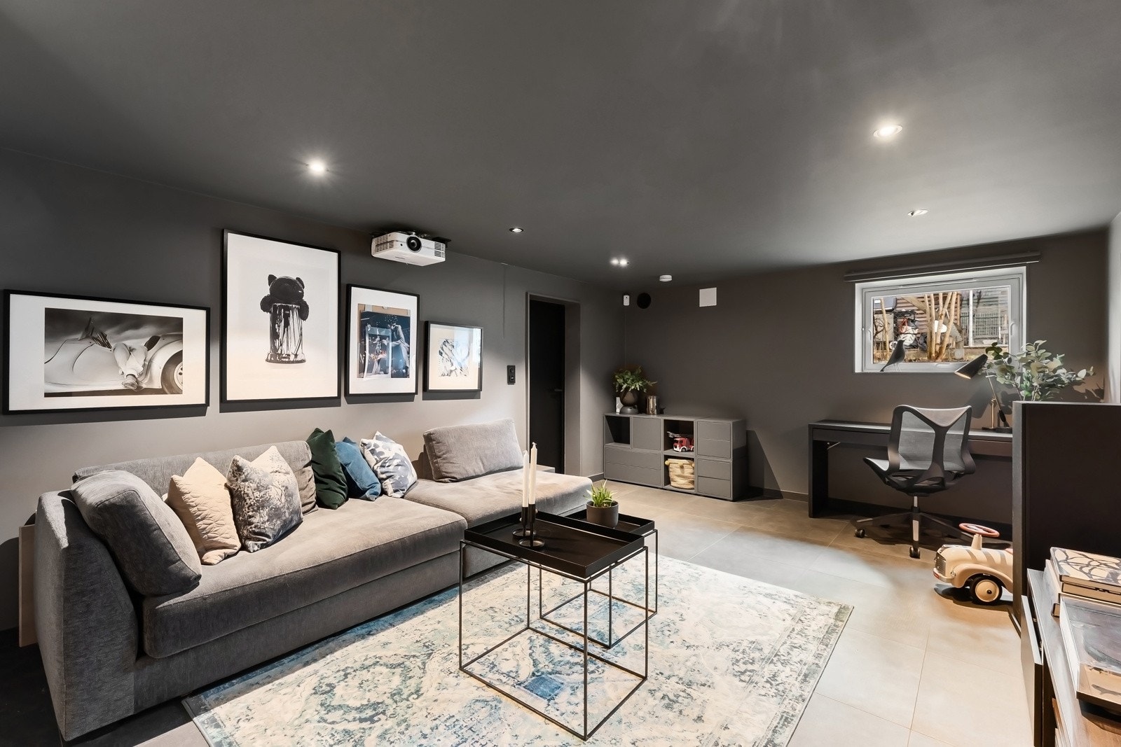 Veggene i kjellerstuen er foret ut og etterisolert, og det er satt inn et nytt vindu med rømningsmulighet Galleribilde