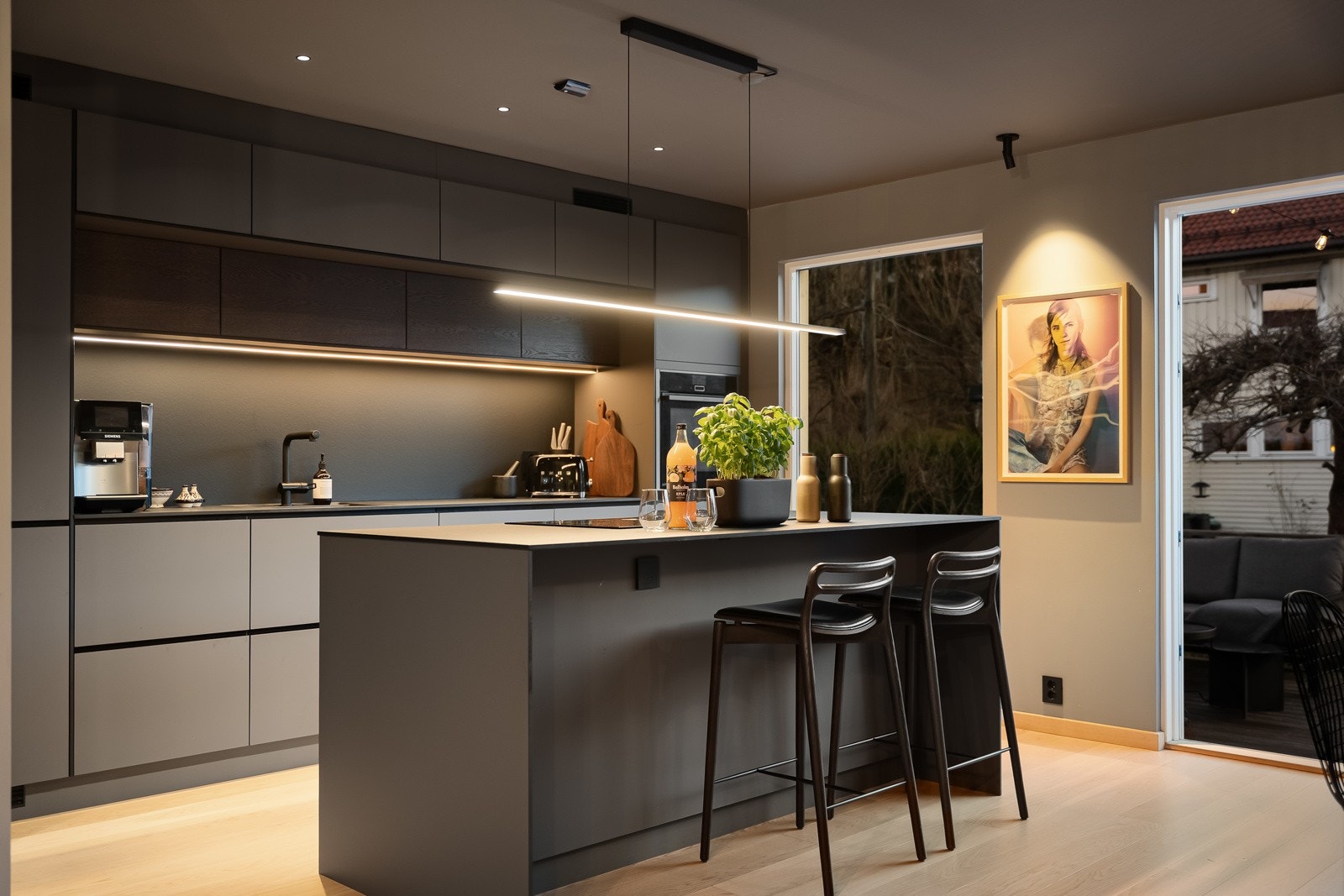 I 2022 ble det satt inn et nytt og stilrent kjøkken fra KVIK med plateslått backsplash, slette skapfronter og benkeplater av kompaktlaminat Galleribilde