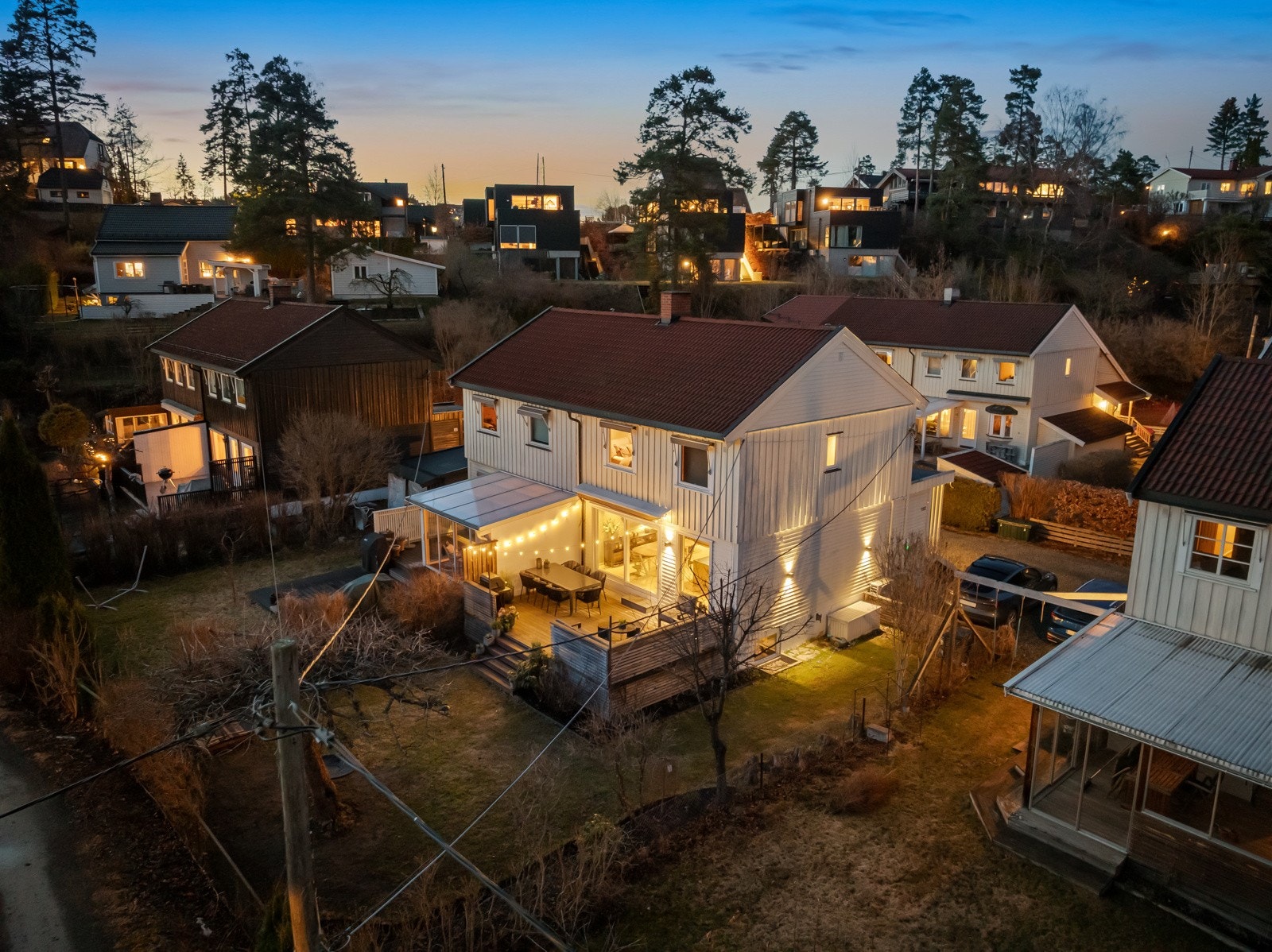 Hagen er stor og usjenert, med velstelt gressplen og vakre vekster som skaper en naturlig og lun ramme Galleribilde