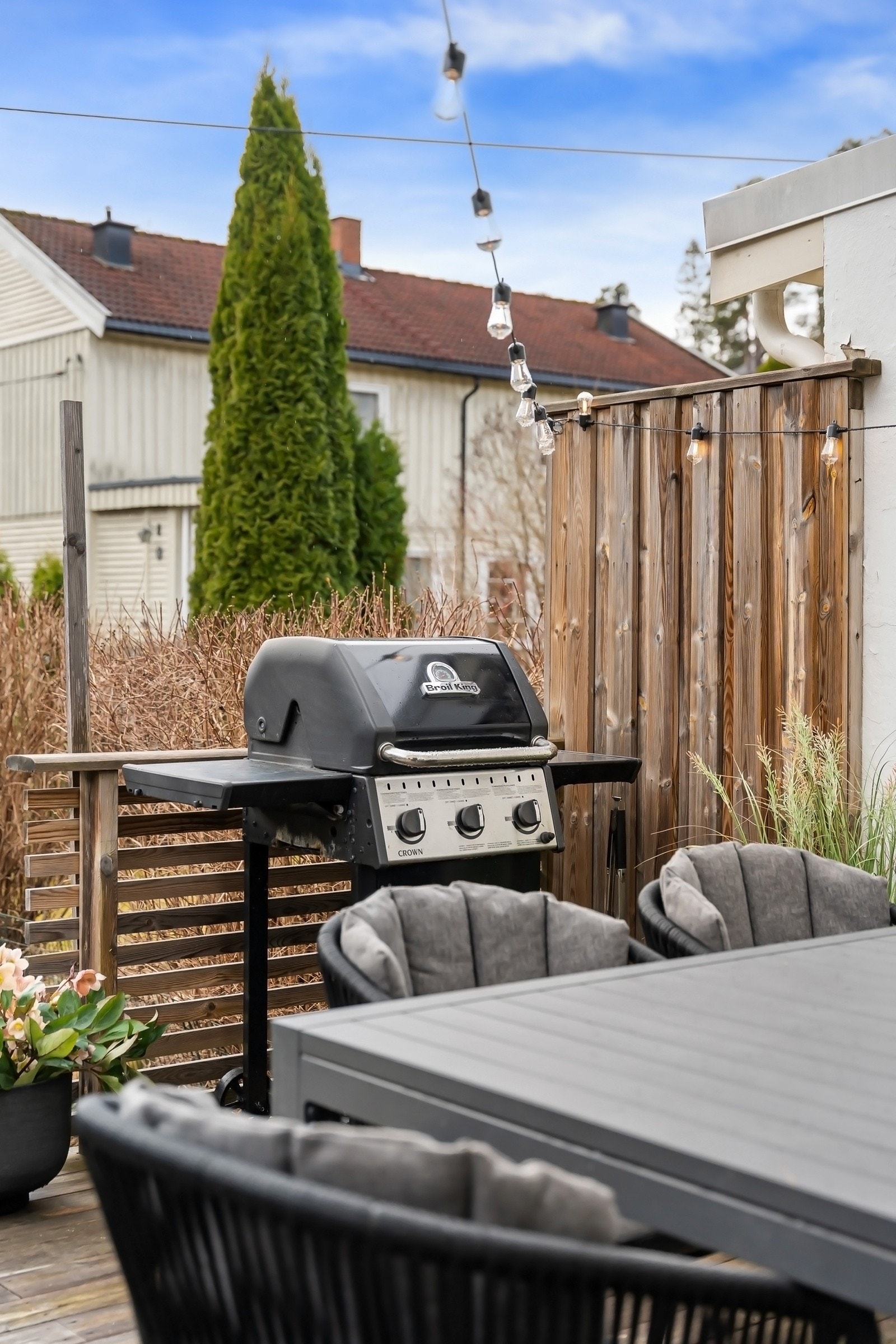 På sommeren har uteplassen sol til rundt kl. 22:30 Galleribilde