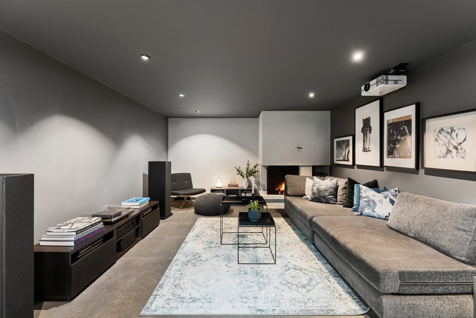 Kjellerstuen har plass til sofa og TV, og egner seg godt som ungdomsavdeling eller lekeområde. Alt etter behov Galleribilde