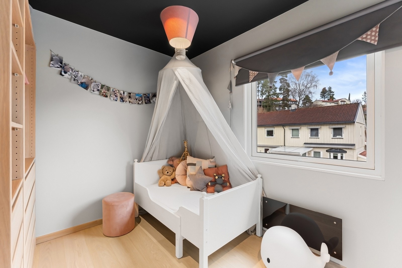 Det er montert garderobeskap på begge soverommene Galleribilde