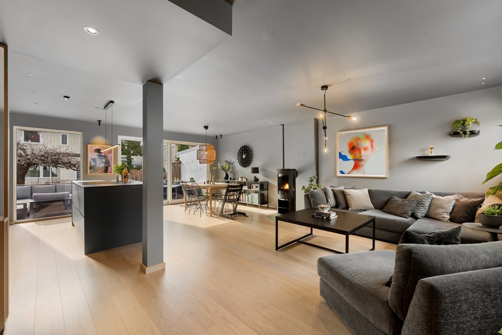 Rommets utforming gjør det enkelt å møblere med sofagruppe og spiseplass, sistnevnte får sin naturlige plass mellom stue og kjøkken Galleribilde