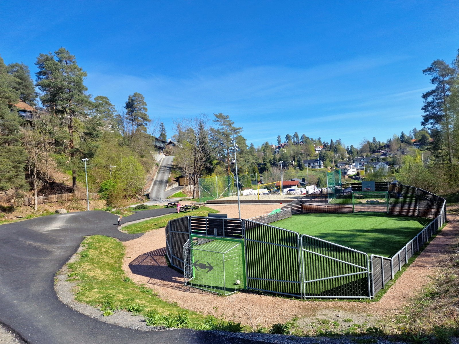 I kort gangavstand finner du både ballbinge og lekeplass Galleribilde