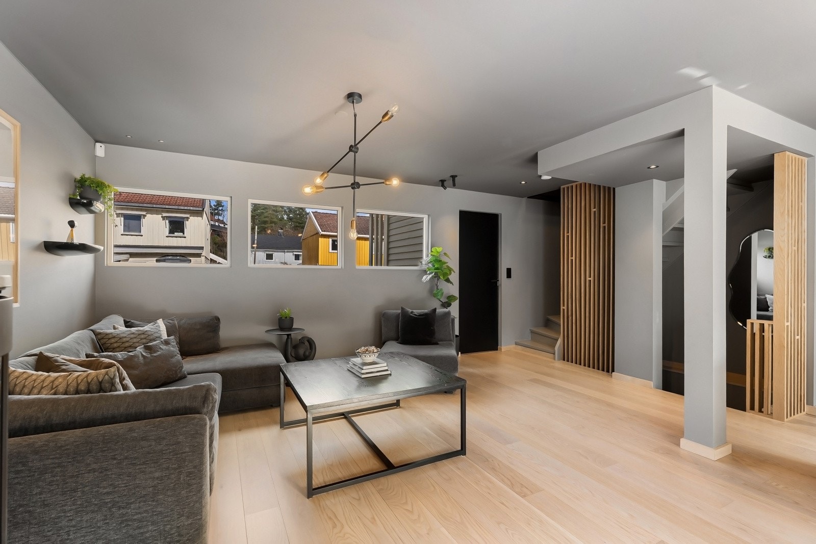 Det ble også satt inn spilevegger mot trappen, og både belysning, lysbrytere og stikkontakter ble byttet Galleribilde