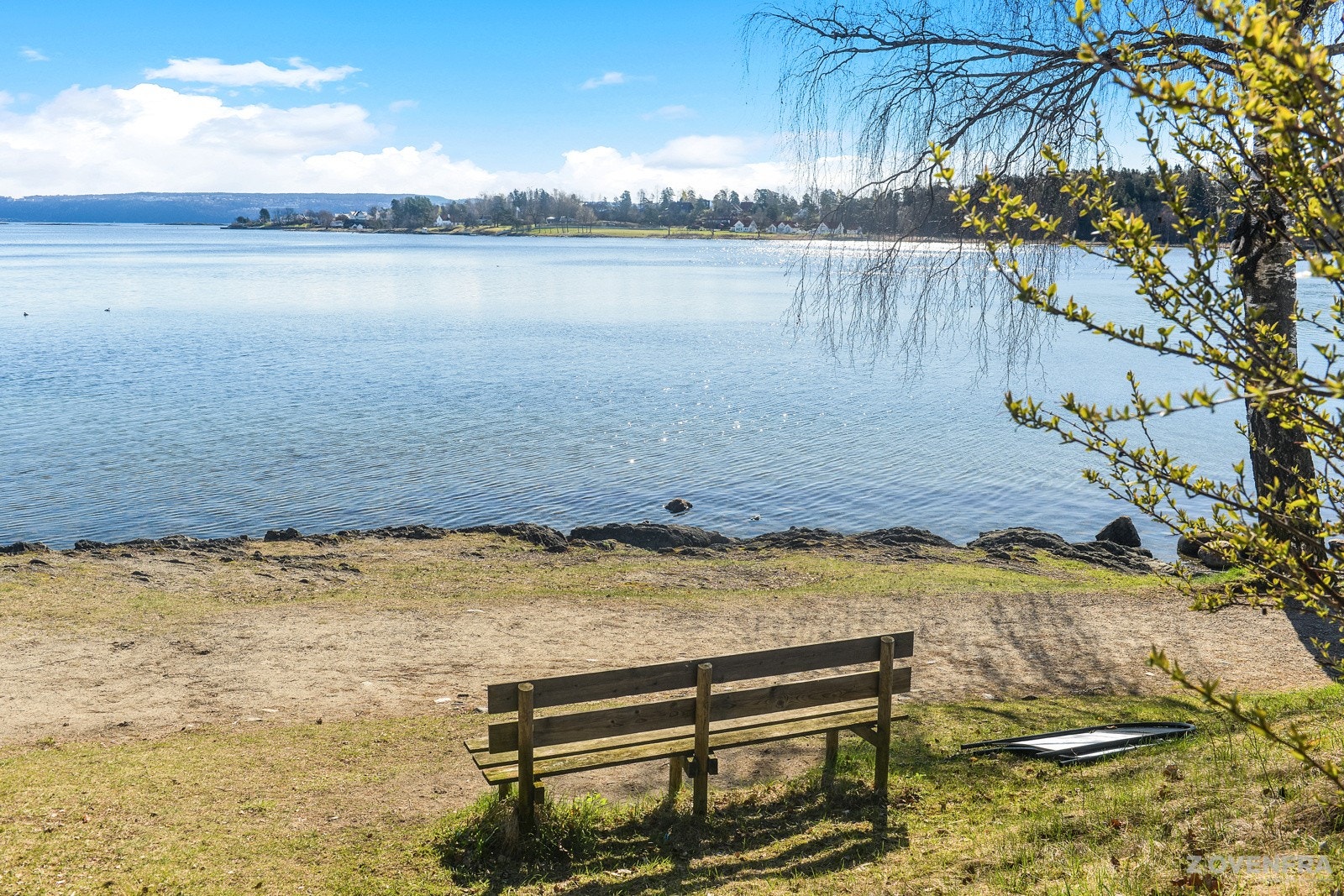 Det er kort vei til Hvalstrand, en av Askers mest populære badestrender, som byr på sandstrand, stor gresslette, stupetårn, badebrygge og restaurant Galleribilde