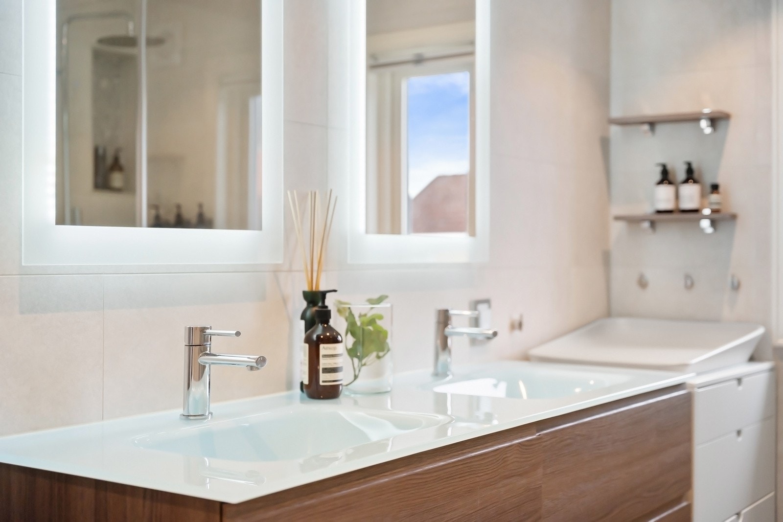 Badet har flislagte overflater og varmekabler i gulvet, samt downlights i taket Galleribilde