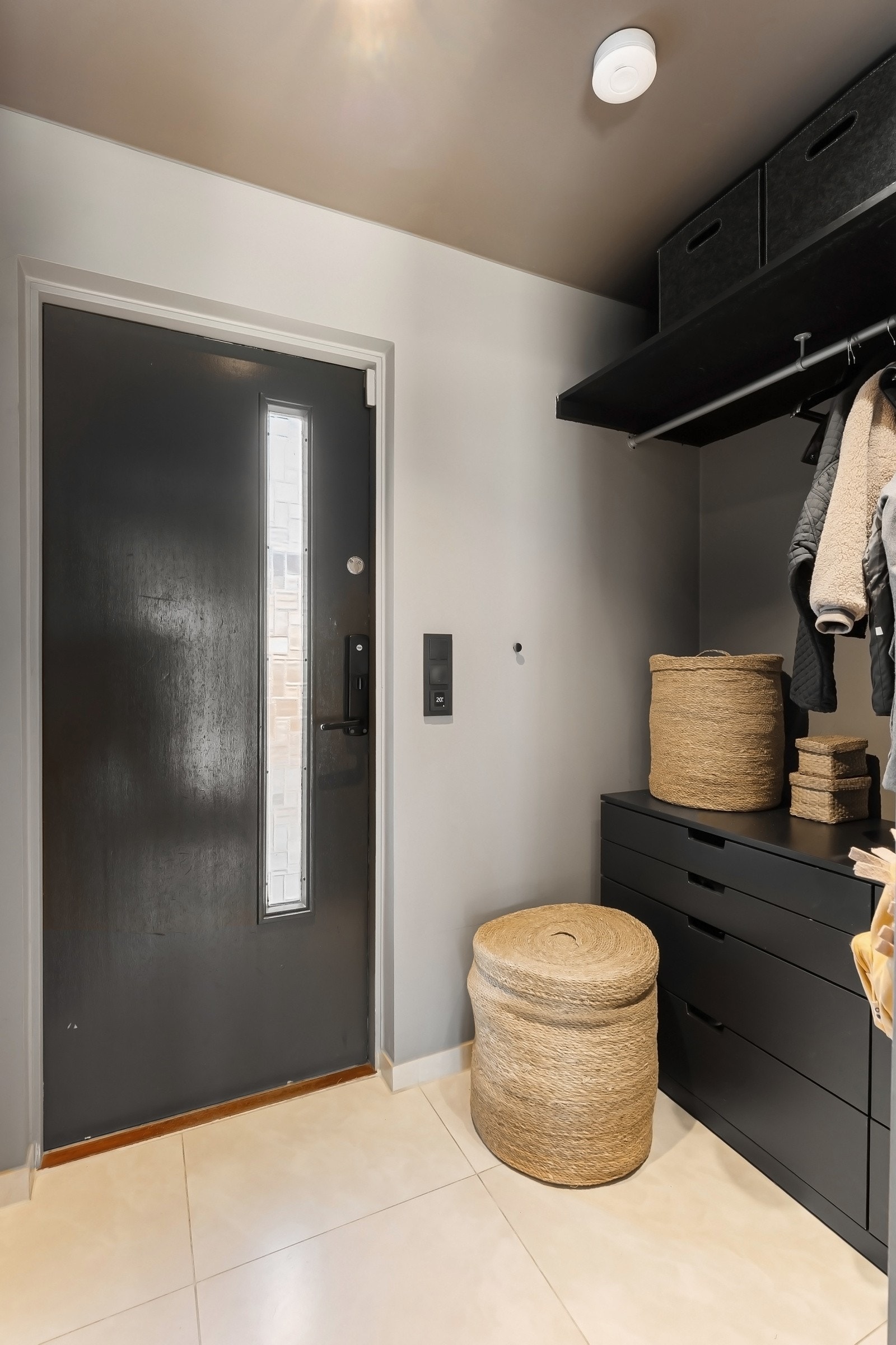 Entréen har nye fliser med varmekabler, og en garderobeløsning med god plass til å henge fra seg yttertøy. Ytterdør med Yale doorman kodelås Galleribilde