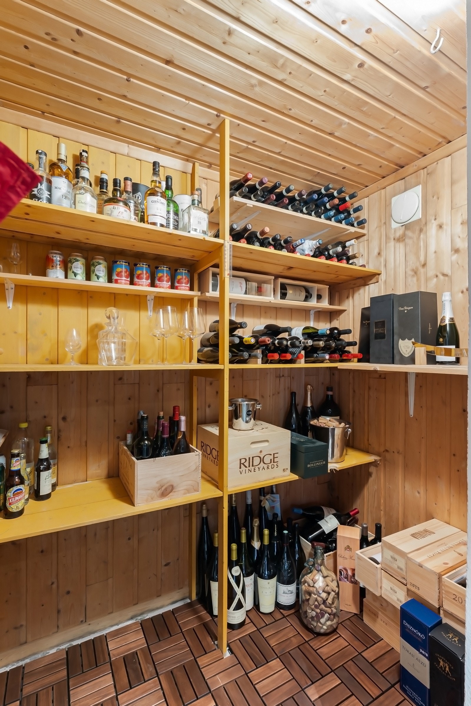 Praktisk bod med god lagringsplass i kjelleren Galleribilde