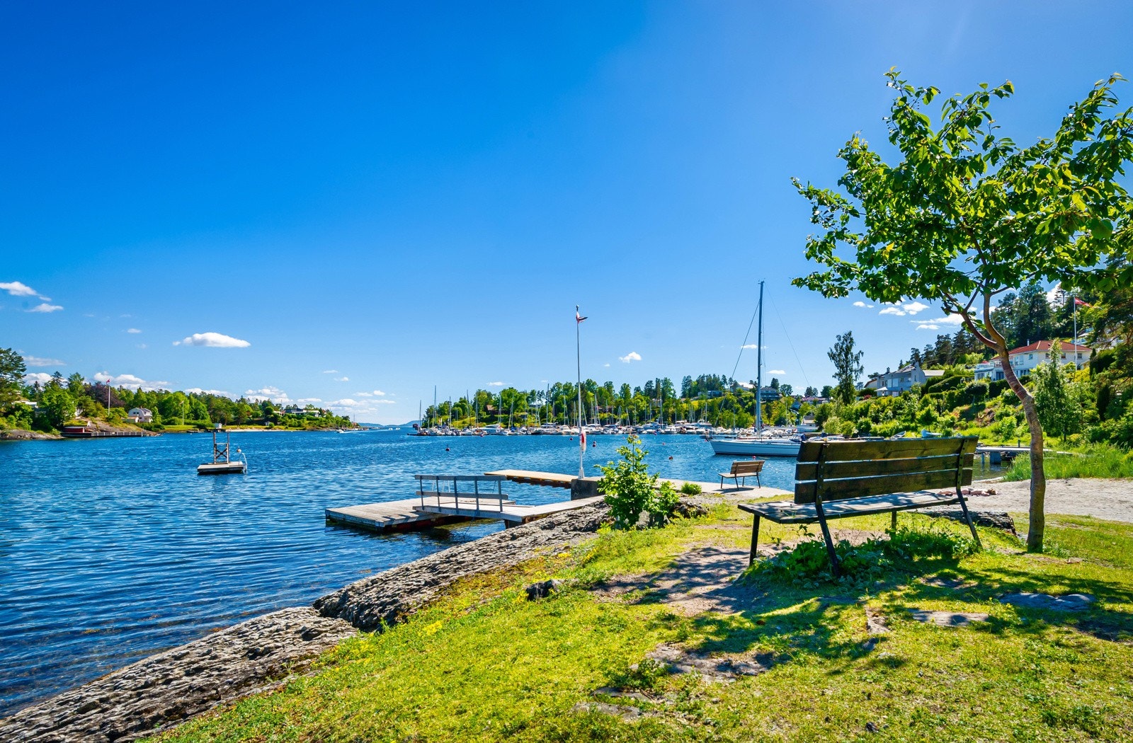 Området byr på flere badeplasser, kyststier og grønne friområder, noe som gjør det til et godt utgangspunkt for friluftsliv og naturopplevelser Galleribilde