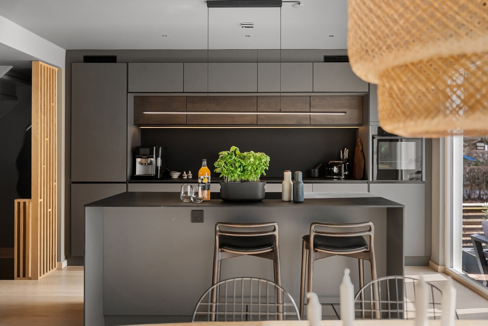 Det er godt med oppbevaringsplass i både over- og underskap, og kjøkkenvinduet gir et hyggelig utsyn mot terrasse og hage Galleribilde