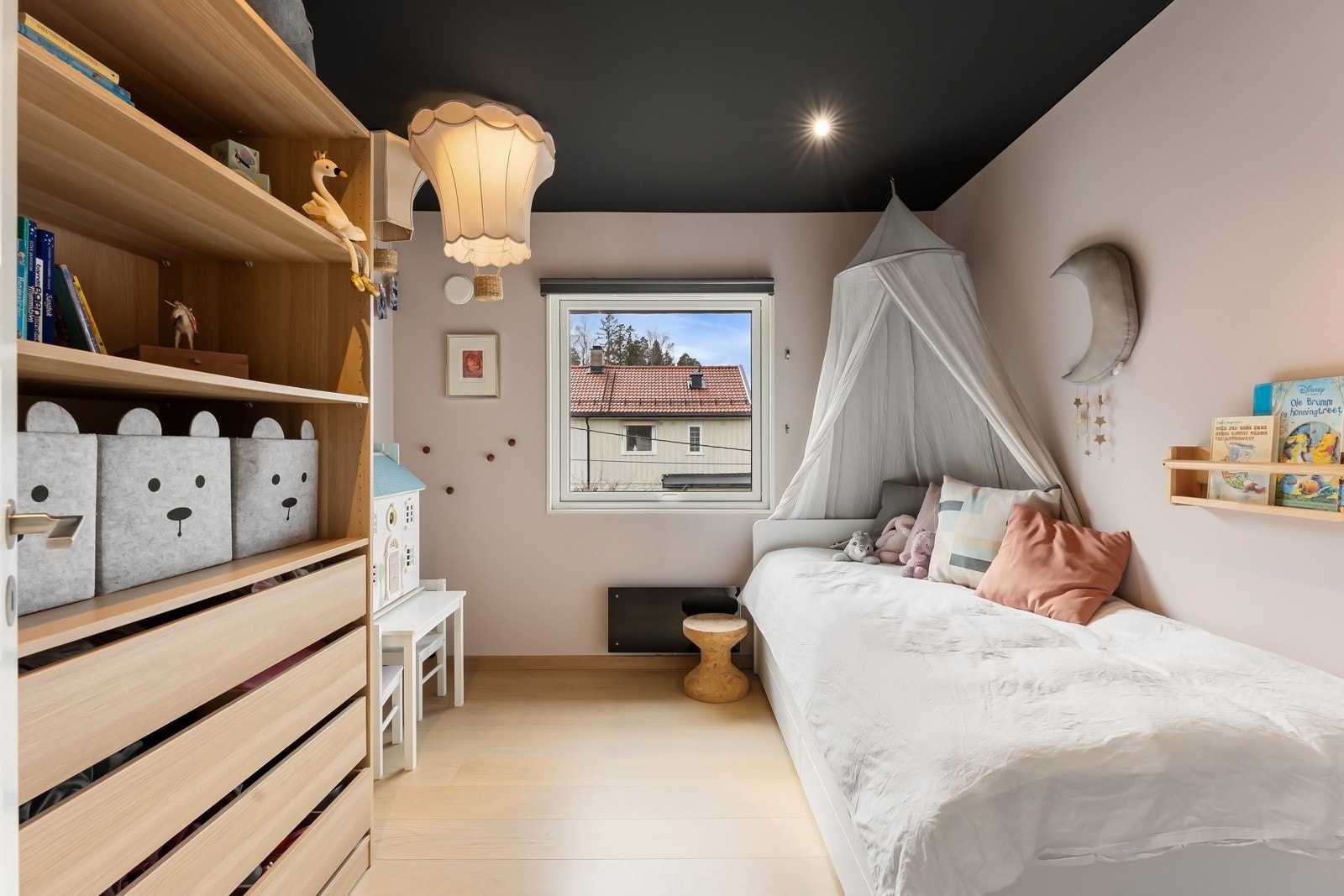 De to øvrige soverommene er også romslige, med plass til dobbeltseng og annet møblement Galleribilde