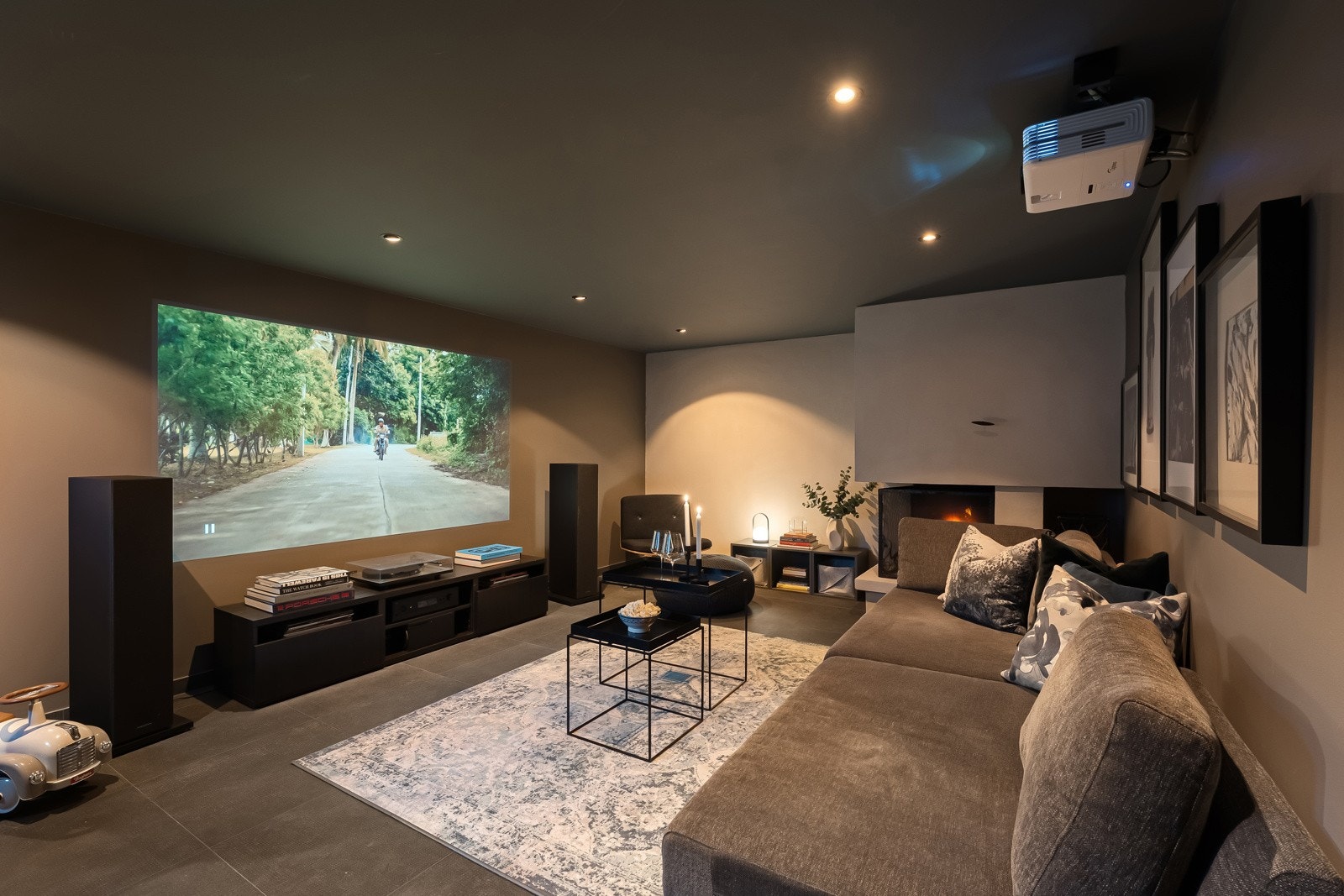 Rommet er i dag innredet som hjemmekino med projektor Galleribilde