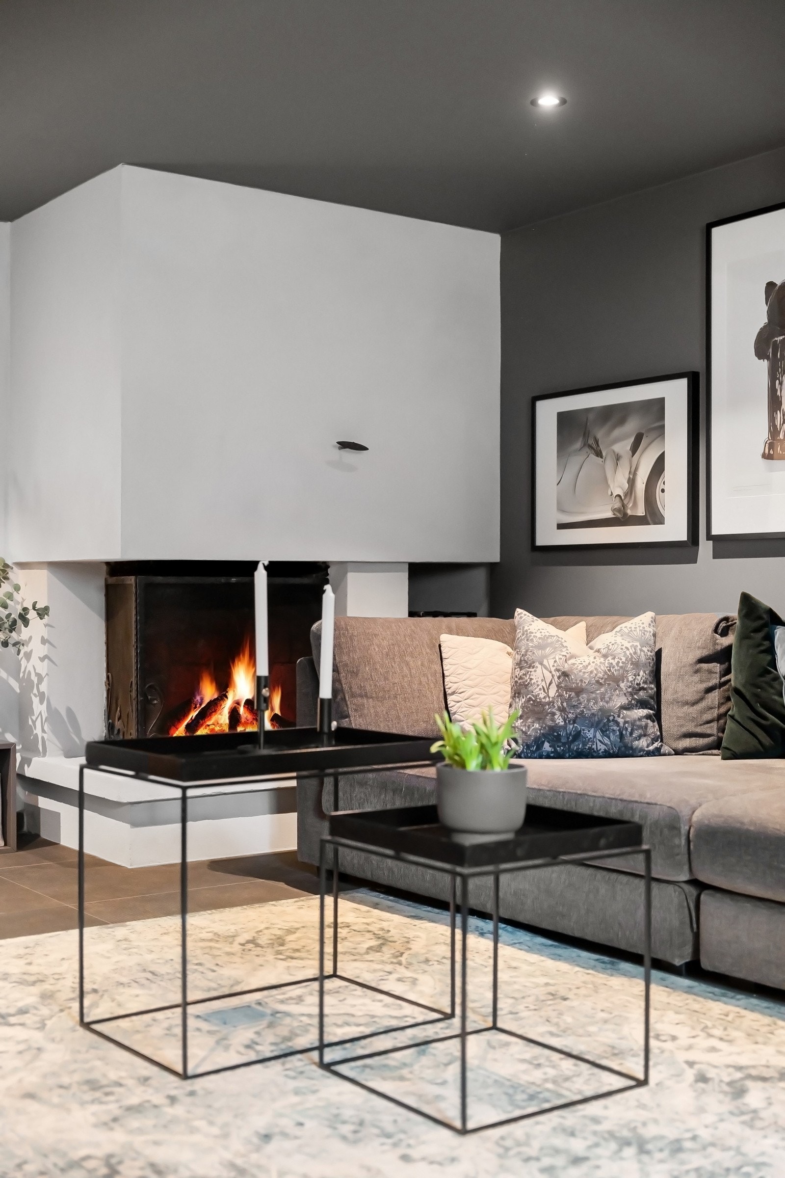 I hjørnet står en peis som gir god varme på kalde dager Galleribilde