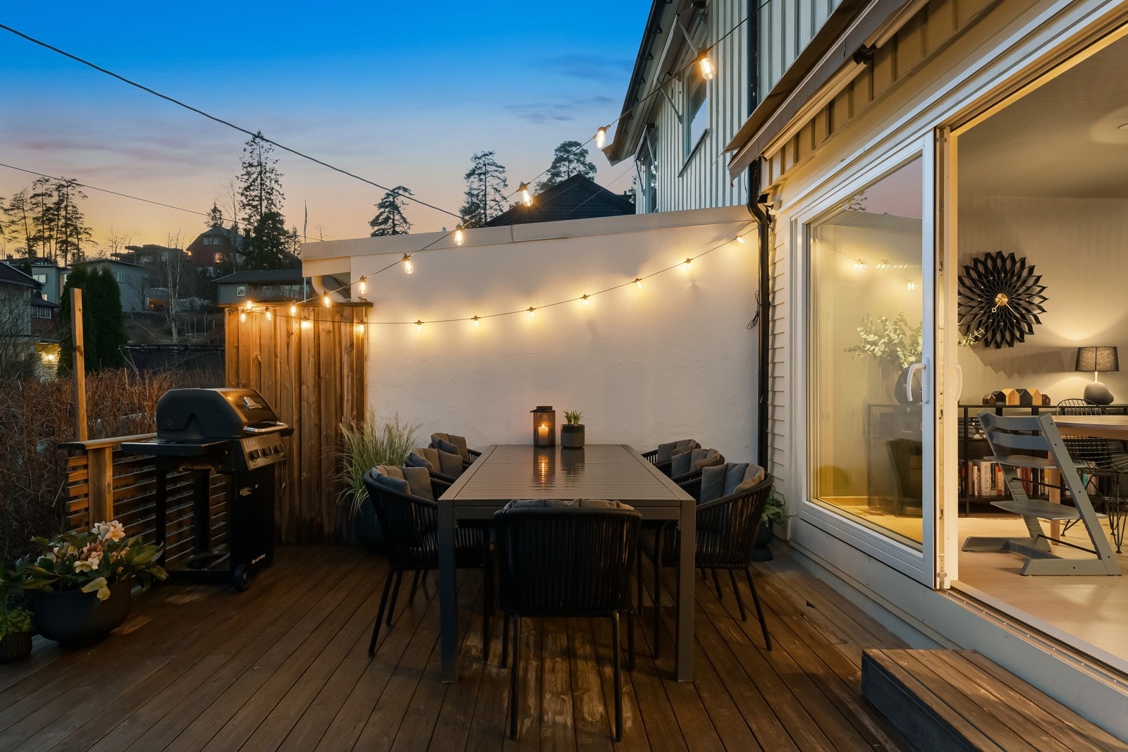 En innholdsrik og påkostet halvpart av tomannsbolig med moderne standard og særdeles attraktiv beliggenhet på Nesbru Galleribilde