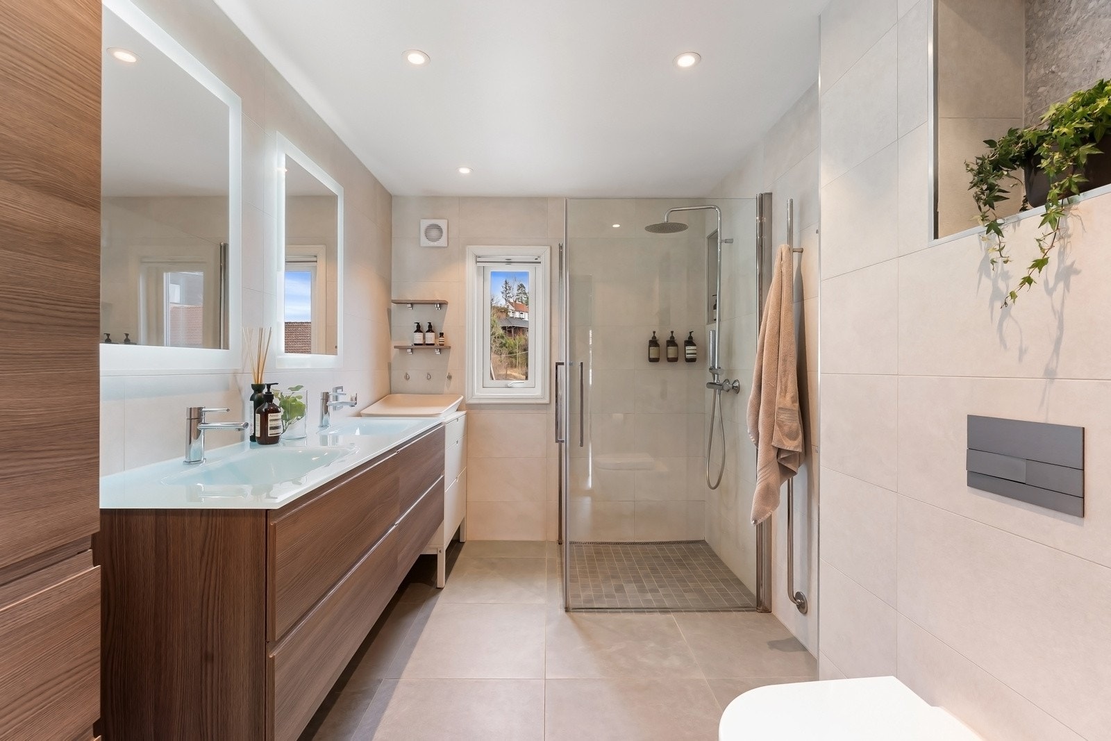 I boligens 2. etasje ligger et delikat bad, pusset opp i regi av tidligere eier i 2017 Galleribilde