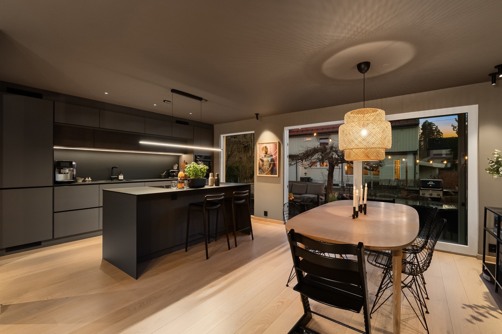 Kjøkkenet ligger i en åpen løsning som gjør det enkelt å være sosial med gjester Galleribilde