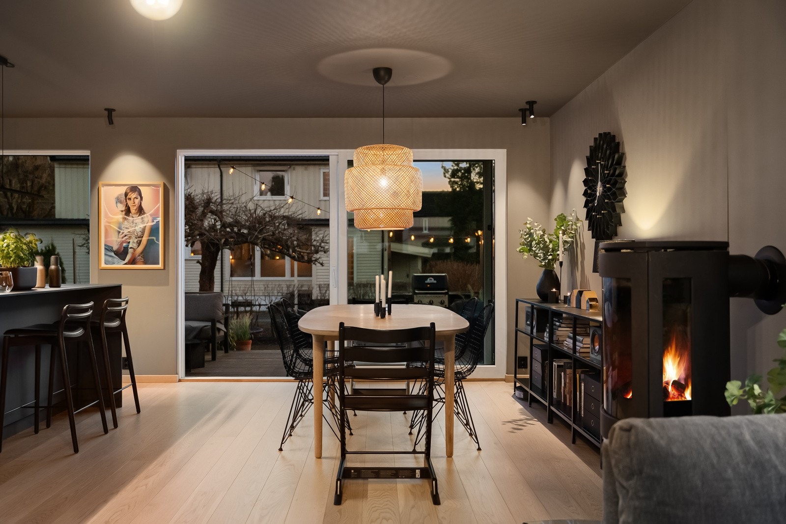 Her har man også en flott peis som gjør det godt på kalde dager Galleribilde