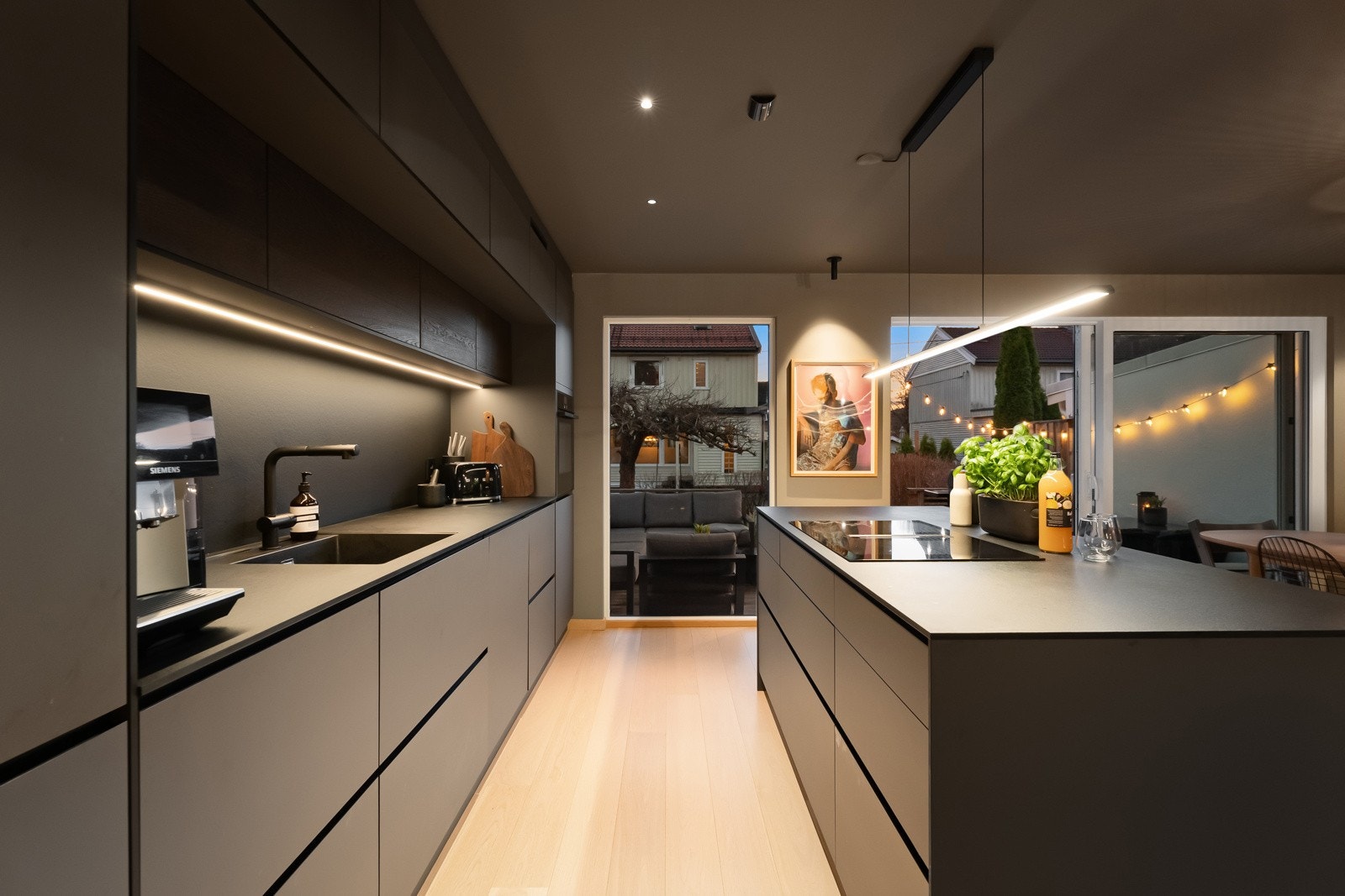 Kjøkkenet er utstyrt med integrerte hvitevarer av høy kvalitet fra Siemens og NEFF Galleribilde