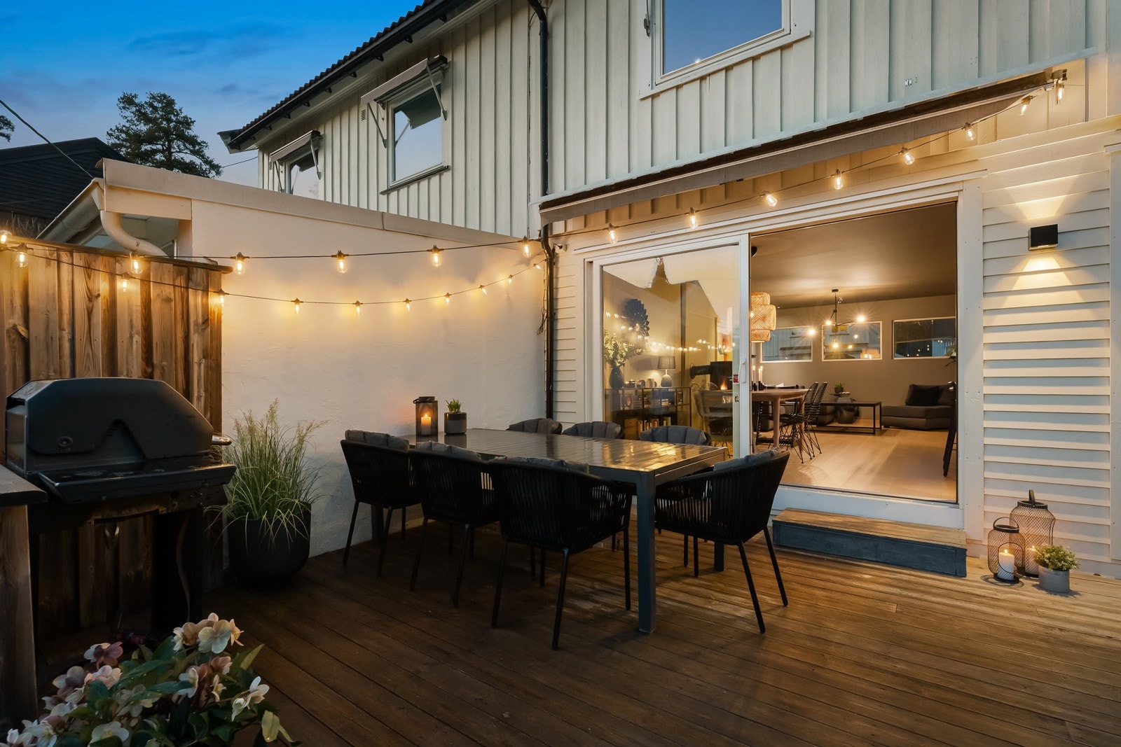 Fra stuen er det utgang til en stor terrasse med god plass til spisegruppe, lounge og grill - perfekt for lange sommerdager med sol fra morgen til kveld Galleribilde